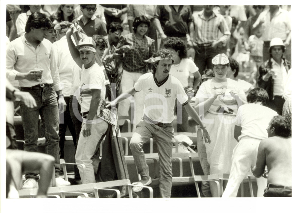 Fotografia d epoca originale 1986 MESSICO Mondiali Calcio ARGENTINAINGHILTERRA Scontri tifosi per FALKLAND 1