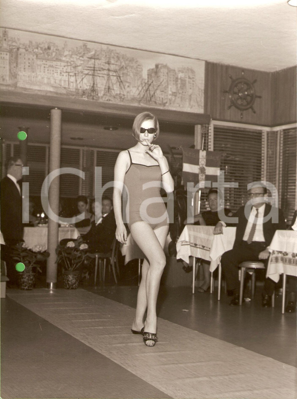 Fotografia d epoca originale 1960 ca GENOVA NERVI Sfilata costumi da bagno LEGA NAVALE sunglass MODA VINTAGE 1