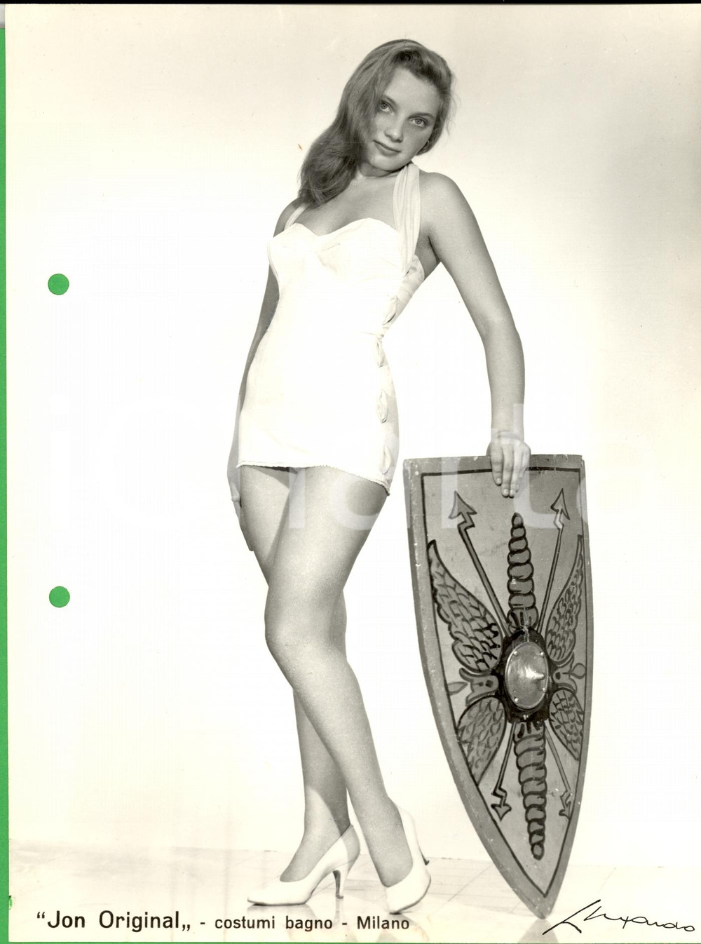 Fotografia d epoca originale 1960 ca MILANO Costumi da bagno JON ORIGINAL Modella con scudo Foto MODA 3 1