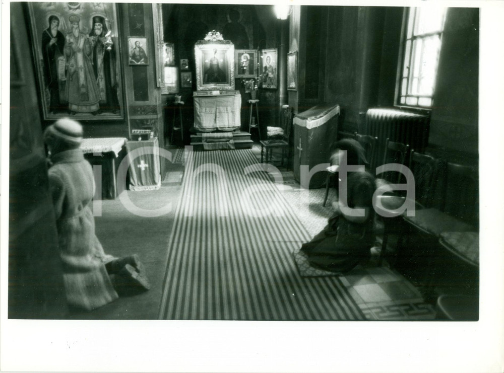 Fotografia d epoca originale 1989 BUCAREST ROMANIAN REVOLUTION Donne in preghiera in Chiesa ortodossa FOTO 1