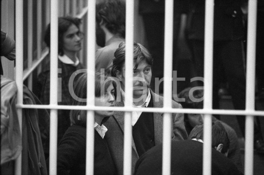 1983 TERRORISMO Processo PL Susanna RONCONI e Sergio SEGIO *NEGATIVO ORIGINALE Negativo originale in bianco e nero, in formato 35mm.Per i diritti rivolgersi a ICharta.ICharta mette in vendita, sul negozio eBay e in esclusiva sul sito "icharta" il proprio archivio composto da numerose diapositive e negativi fotografici d'epoca, tutti originali e autentici.Si tratta di uno sguardo inedito sull'attualità, la politica, la vita quotidiana, il gossip e la cultura, che fotografa il cambiamento della nazione (e non solo) tra il 1890 ed il 1990 circa. Un'occasione unica per il mercato del collezionismo, che vede finalmente disponibile un archivio eccezionale per vastità, tematiche e condizioni, in un settore (il negativo fotografico e la diapositiva) di assoluta novità e dalle interessanti prospettive di investimento. CONDIZIONI:FAIR/discretoFORMATO: 35mm originale e autentica 1