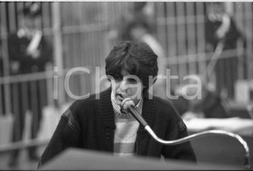 1983 TERRORISMO Processo PRIMA LINEA Mario FERRANDI *NEGATIVO ORIGINALE 1 Negativo originale in bianco e nero, in formato 35mm.Per i diritti rivolgersi a ICharta.ICharta mette in vendita, sul negozio eBay e in esclusiva sul sito "icharta" il proprio archivio composto da numerose diapositive e negativi fotografici d'epoca, tutti originali e autentici.Si tratta di uno sguardo inedito sull'attualità, la politica, la vita quotidiana, il gossip e la cultura, che fotografa il cambiamento della nazione (e non solo) tra il 1890 ed il 1990 circa. Un'occasione unica per il mercato del collezionismo, che vede finalmente disponibile un archivio eccezionale per vastità, tematiche e condizioni, in un settore (il negativo fotografico e la diapositiva) di assoluta novità e dalle interessanti prospettive di investimento. CONDIZIONI:FAIR/discretoFORMATO: 35mm originale e autentica 1