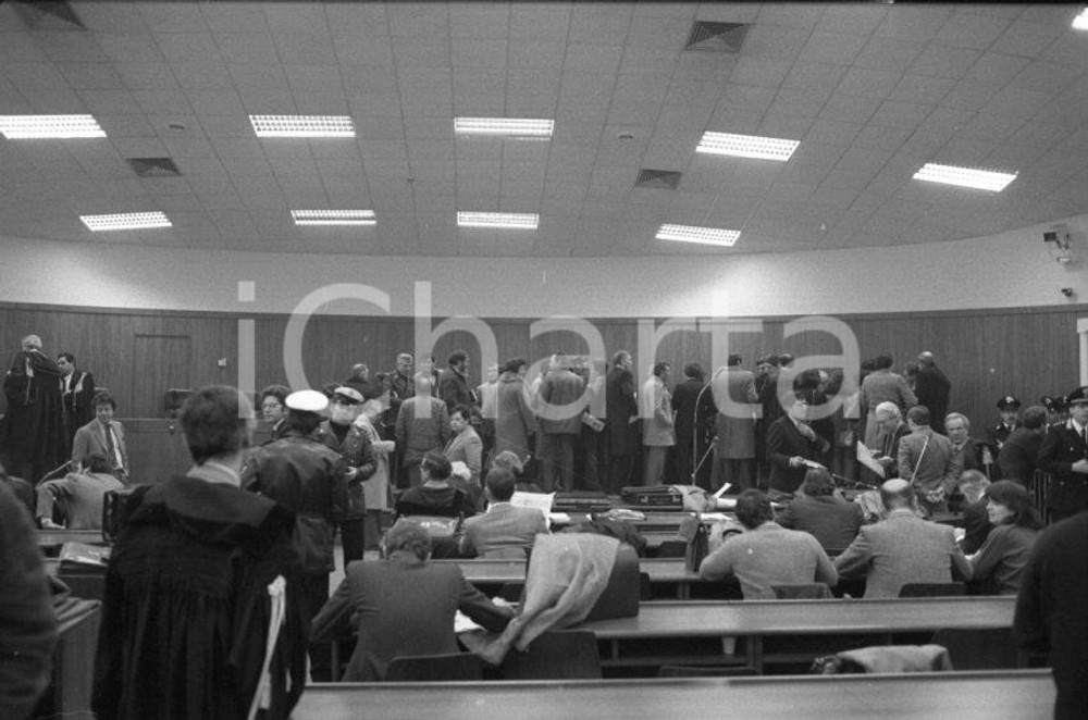 1983 TERRORISMO Processo PRIMA LINEA aula bunker NEGATIVO ORIGINALE 1 Negativo originale in bianco e nero, in formato 35mm.Per i diritti rivolgersi a ICharta.ICharta mette in vendita, sul negozio eBay e in esclusiva sul sito "icharta" il proprio archivio composto da numerose diapositive e negativi fotografici d'epoca, tutti originali e autentici.Si tratta di uno sguardo inedito sull'attualità, la politica, la vita quotidiana, il gossip e la cultura, che fotografa il cambiamento della nazione (e non solo) tra il 1890 ed il 1990 circa. Un'occasione unica per il mercato del collezionismo, che vede finalmente disponibile un archivio eccezionale per vastità, tematiche e condizioni, in un settore (il negativo fotografico e la diapositiva) di assoluta novità e dalle interessanti prospettive di investimento. CONDIZIONI:FAIR/discretoFORMATO: 35mm originale e autentica 1