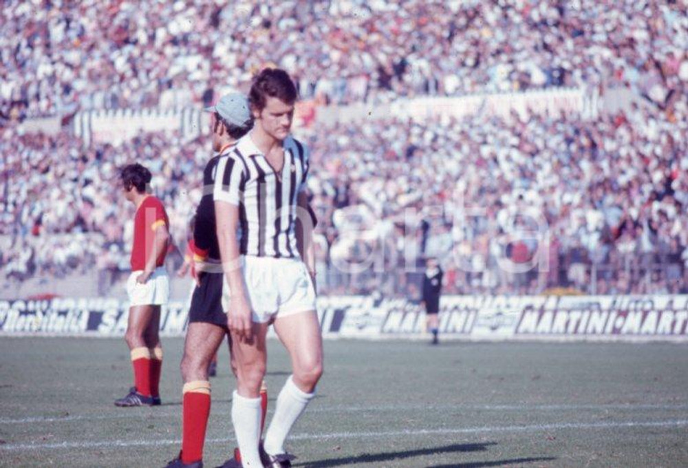 JUVENTUS 1971/72 CALCIO Partita Juve-Catanzaro *DIAPOSITIVA ORIGINALE 7 Diapositiva originale, in formato 35 mm.Per i diritti rivolgersi a ICharta.ICharta mette in vendita, sul negozio eBay e in esclusiva sul sito "icharta" il proprio archivio composto da numerose diapositive e negativi fotografici d'epoca, tutti originali e autentici.Si tratta di uno sguardo inedito sull'attualità, la politica, la vita quotidiana, il gossip e la cultura, che fotografa il cambiamento della nazione (e non solo) tra il 1890 ed il 1990 circa. Un'occasione unica per il mercato del collezionismo, che vede finalmente disponibile un archivio eccezionale per vastità, tematiche e condizioni, in un settore (il negativo fotografico e la diapositiva) di assoluta novità e dalle interessanti prospettive di investimento. CONDIZIONI:FAIR/discretoFORMATO: 35mm originale e autentica 1