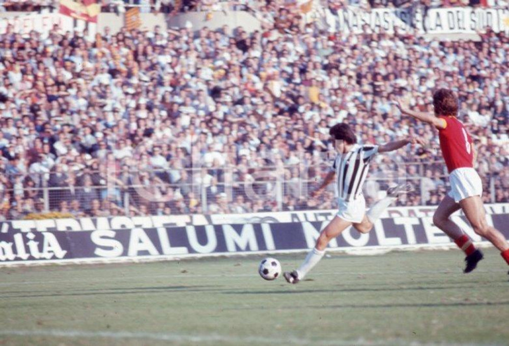 JUVENTUS 1971/72 CALCIO Partita Juve-Catanzaro *DIAPOSITIVA ORIGINALE 9 Diapositiva originale, in formato 35 mm.Per i diritti rivolgersi a ICharta.ICharta mette in vendita, sul negozio eBay e in esclusiva sul sito "icharta" il proprio archivio composto da numerose diapositive e negativi fotografici d'epoca, tutti originali e autentici.Si tratta di uno sguardo inedito sull'attualità, la politica, la vita quotidiana, il gossip e la cultura, che fotografa il cambiamento della nazione (e non solo) tra il 1890 ed il 1990 circa. Un'occasione unica per il mercato del collezionismo, che vede finalmente disponibile un archivio eccezionale per vastità, tematiche e condizioni, in un settore (il negativo fotografico e la diapositiva) di assoluta novità e dalle interessanti prospettive di investimento. CONDIZIONI:FAIR/discretoFORMATO: 35mm originale e autentica 1
