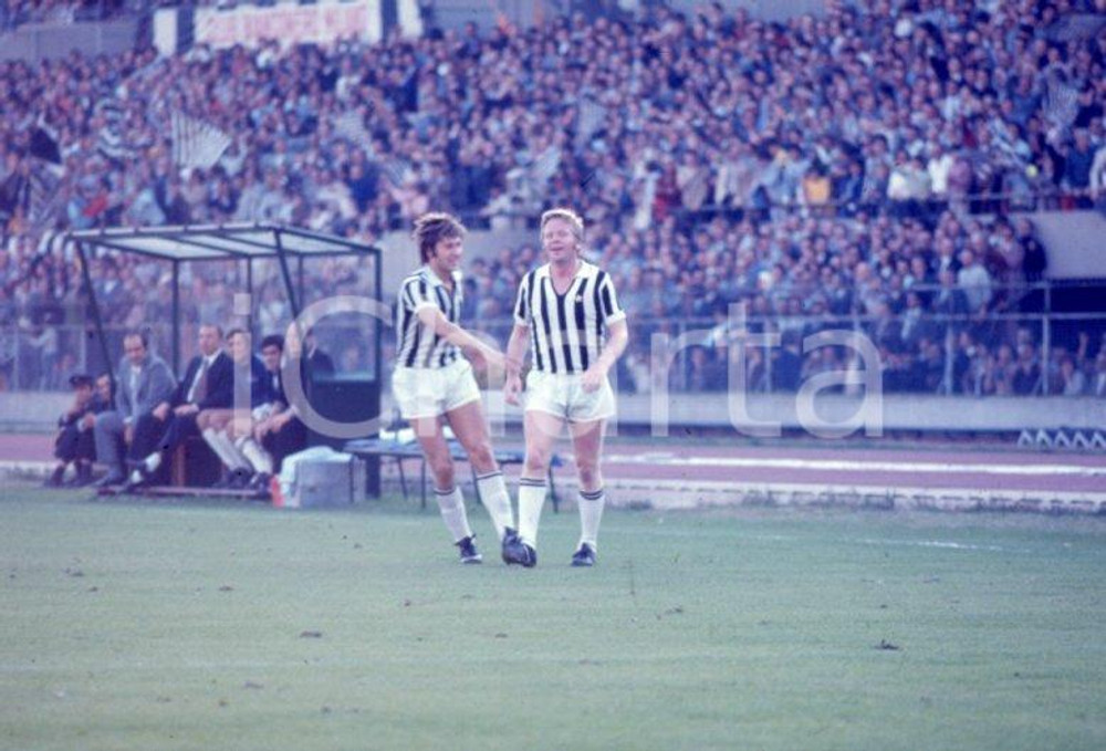 JUVENTUS 1971/72 CALCIO Helmut Haller *DIAPOSITIVA ORIGINALE Diapositiva originale, in formato 35 mm.Per i diritti rivolgersi a ICharta.ICharta mette in vendita, sul negozio eBay e in esclusiva sul sito "icharta" il proprio archivio composto da numerose diapositive e negativi fotografici d'epoca, tutti originali e autentici.Si tratta di uno sguardo inedito sull'attualità, la politica, la vita quotidiana, il gossip e la cultura, che fotografa il cambiamento della nazione (e non solo) tra il 1890 ed il 1990 circa. Un'occasione unica per il mercato del collezionismo, che vede finalmente disponibile un archivio eccezionale per vastità, tematiche e condizioni, in un settore (il negativo fotografico e la diapositiva) di assoluta novità e dalle interessanti prospettive di investimento. CONDIZIONI:FAIR/discretoFORMATO: 35mm originale e autentica 1