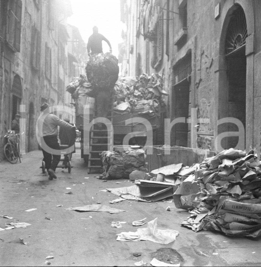 1962 BRESCIA stracciai al lavoro in zona del Carmine NEGATIVO ORIGINALE Negativo originale in bianco e nero su pellicola.  E' SEVERAMENTE VIETATA LA RIPRODUZIONE.TUTTI I DIRITTI SONO RISERVATI.ICharta mette in vendita, sul negozio eBay e in esclusiva sul sito "icharta" il proprio archivio composto da numerose diapositive e negativi fotografici d'epoca, tutti originali e autentici.Si tratta di uno sguardo inedito sull'attualità, la politica, la vita quotidiana, il gossip e la cultura, che fotografa il cambiamento della nazione (e non solo) tra il 1890 ed il 1990 circa. Un'occasione unica per il mercato del collezionismo, che vede finalmente disponibile un archivio eccezionale per vastità, tematiche e condizioni, in un settore (il negativo fotografico e la diapositiva) di assoluta novità e dalle interessanti prospettive di investimento. CONDIZIONI:FAIR/discretoFORMATO: cm 6 x 6 originale e autentica 1