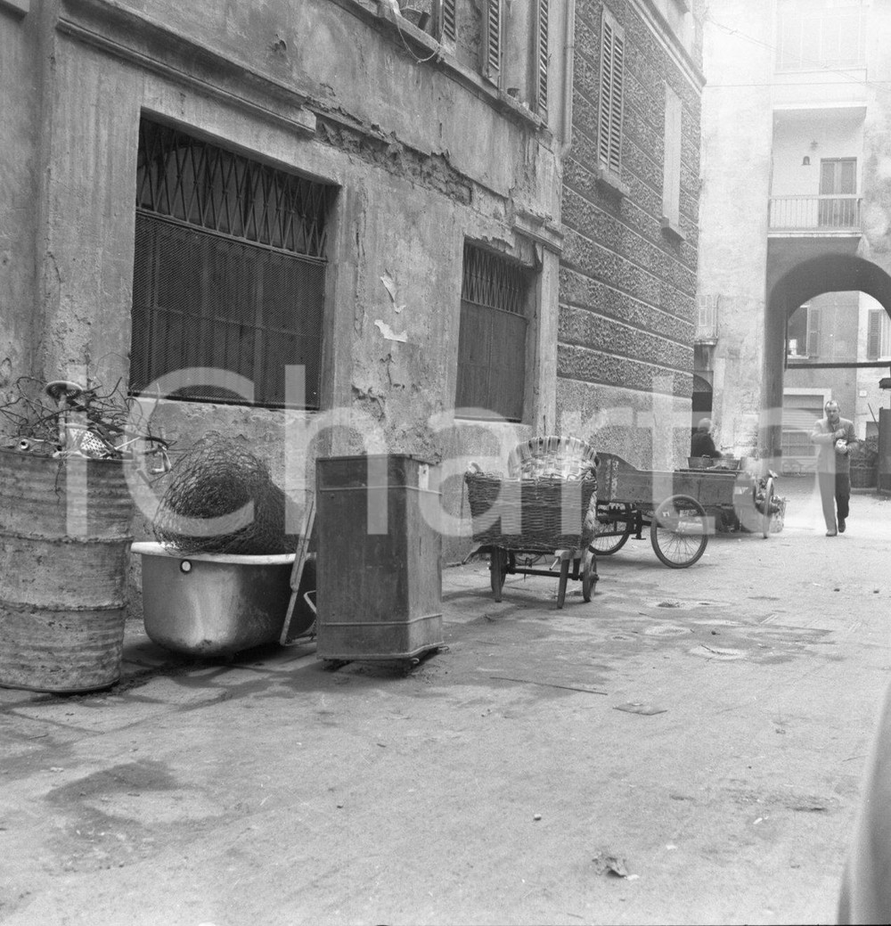 1962 BRESCIA bottega artigianale in zona del Carmine NEGATIVO ORIGINALE Negativo originale in bianco e nero su pellicola.  E' SEVERAMENTE VIETATA LA RIPRODUZIONE.TUTTI I DIRITTI SONO RISERVATI.ICharta mette in vendita, sul negozio eBay e in esclusiva sul sito "icharta" il proprio archivio composto da numerose diapositive e negativi fotografici d'epoca, tutti originali e autentici.Si tratta di uno sguardo inedito sull'attualità, la politica, la vita quotidiana, il gossip e la cultura, che fotografa il cambiamento della nazione (e non solo) tra il 1890 ed il 1990 circa. Un'occasione unica per il mercato del collezionismo, che vede finalmente disponibile un archivio eccezionale per vastità, tematiche e condizioni, in un settore (il negativo fotografico e la diapositiva) di assoluta novità e dalle interessanti prospettive di investimento. CONDIZIONI:FAIR/discretoFORMATO: cm 6 x 6 originale e autentica 1