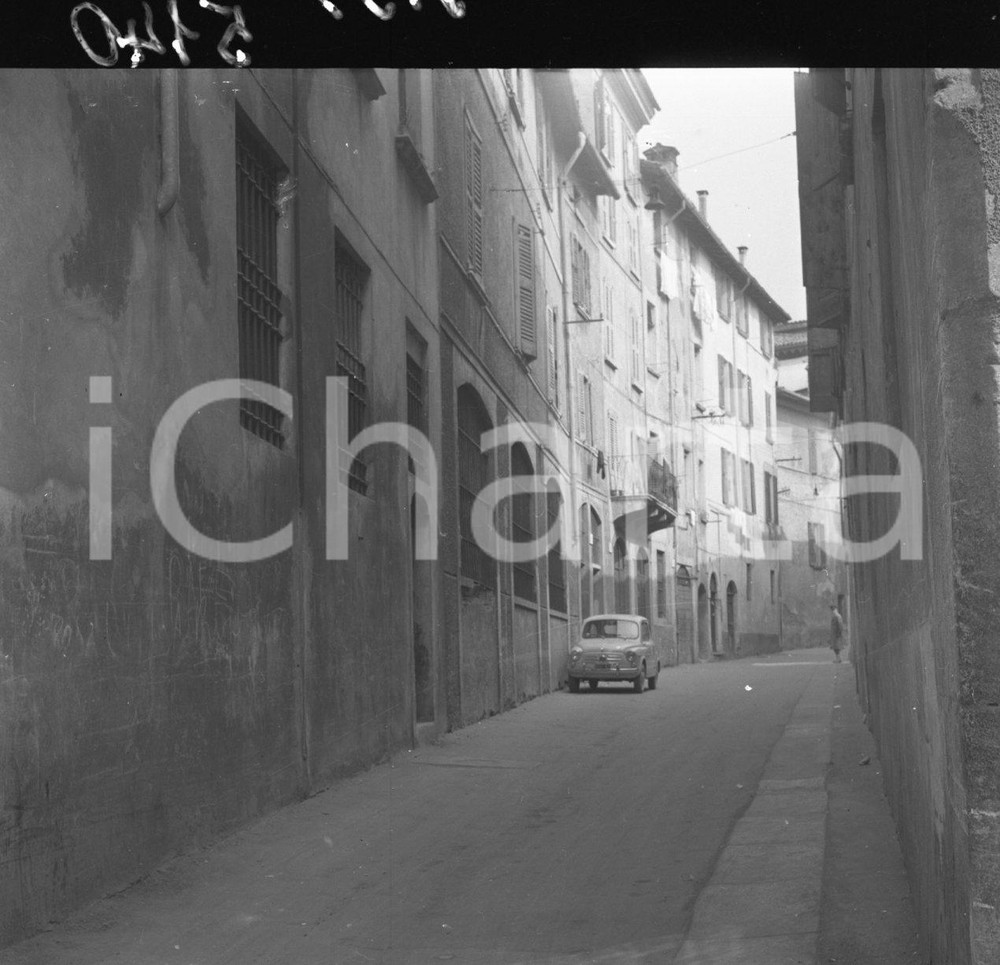 1962 BRESCIA vicolo stretto in zona del Carmine NEGATIVO ORIGINALE 1 Negativo originale in bianco e nero su pellicola.  E' SEVERAMENTE VIETATA LA RIPRODUZIONE.TUTTI I DIRITTI SONO RISERVATI.ICharta mette in vendita, sul negozio eBay e in esclusiva sul sito "icharta" il proprio archivio composto da numerose diapositive e negativi fotografici d'epoca, tutti originali e autentici.Si tratta di uno sguardo inedito sull'attualità, la politica, la vita quotidiana, il gossip e la cultura, che fotografa il cambiamento della nazione (e non solo) tra il 1890 ed il 1990 circa. Un'occasione unica per il mercato del collezionismo, che vede finalmente disponibile un archivio eccezionale per vastità, tematiche e condizioni, in un settore (il negativo fotografico e la diapositiva) di assoluta novità e dalle interessanti prospettive di investimento. CONDIZIONI:FAIR/discretoFORMATO: cm 6 x 6 originale e autentica 1