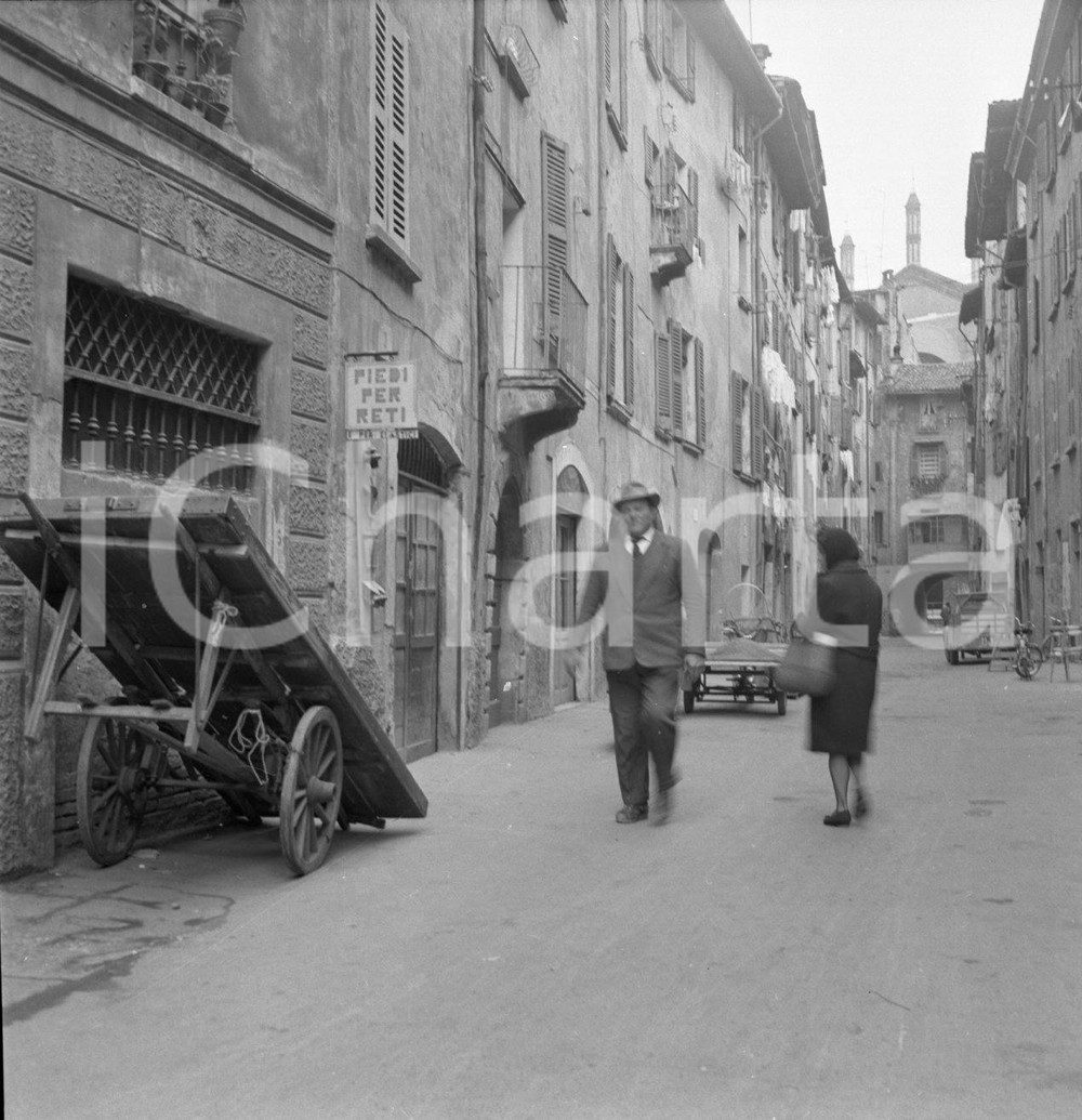 1962 BRESCIA personaggi a passeggio in zona del Carmine NEGATIVO ORIGINALE Negativo originale in bianco e nero su pellicola.  E' SEVERAMENTE VIETATA LA RIPRODUZIONE.TUTTI I DIRITTI SONO RISERVATI.ICharta mette in vendita, sul negozio eBay e in esclusiva sul sito "icharta" il proprio archivio composto da numerose diapositive e negativi fotografici d'epoca, tutti originali e autentici.Si tratta di uno sguardo inedito sull'attualità, la politica, la vita quotidiana, il gossip e la cultura, che fotografa il cambiamento della nazione (e non solo) tra il 1890 ed il 1990 circa. Un'occasione unica per il mercato del collezionismo, che vede finalmente disponibile un archivio eccezionale per vastità, tematiche e condizioni, in un settore (il negativo fotografico e la diapositiva) di assoluta novità e dalle interessanti prospettive di investimento. CONDIZIONI:FAIR/discretoFORMATO: cm 6 x 6 originale e autentica 1
