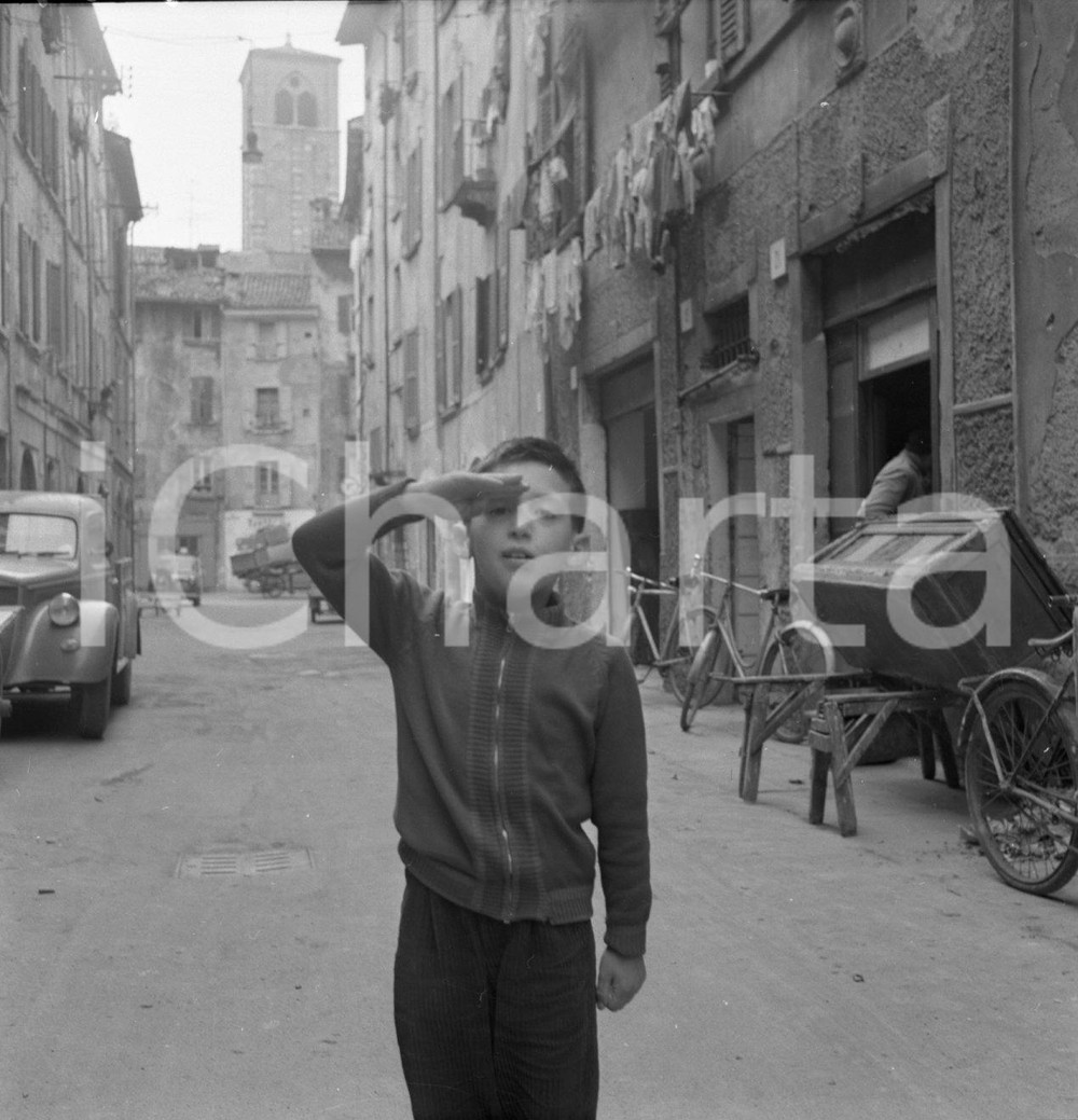 1962 BRESCIA il saluto di un bambino in zona del Carmine NEGATIVO ORIGINALE Negativo originale in bianco e nero su pellicola.  E' SEVERAMENTE VIETATA LA RIPRODUZIONE.TUTTI I DIRITTI SONO RISERVATI.ICharta mette in vendita, sul negozio eBay e in esclusiva sul sito "icharta" il proprio archivio composto da numerose diapositive e negativi fotografici d'epoca, tutti originali e autentici.Si tratta di uno sguardo inedito sull'attualità, la politica, la vita quotidiana, il gossip e la cultura, che fotografa il cambiamento della nazione (e non solo) tra il 1890 ed il 1990 circa. Un'occasione unica per il mercato del collezionismo, che vede finalmente disponibile un archivio eccezionale per vastità, tematiche e condizioni, in un settore (il negativo fotografico e la diapositiva) di assoluta novità e dalle interessanti prospettive di investimento. CONDIZIONI:FAIR/discretoFORMATO: cm 6 x 6 originale e autentica 1
