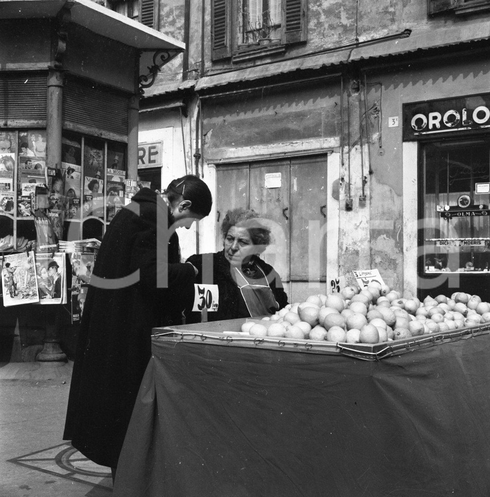 1962 BRESCIA zona del Carmine: 50 lire per tre limoni NEGATIVO ORIG. 1 Negativo originale in bianco e nero su pellicola.  E' SEVERAMENTE VIETATA LA RIPRODUZIONE.TUTTI I DIRITTI SONO RISERVATI.ICharta mette in vendita, sul negozio eBay e in esclusiva sul sito "icharta" il proprio archivio composto da numerose diapositive e negativi fotografici d'epoca, tutti originali e autentici.Si tratta di uno sguardo inedito sull'attualità, la politica, la vita quotidiana, il gossip e la cultura, che fotografa il cambiamento della nazione (e non solo) tra il 1890 ed il 1990 circa. Un'occasione unica per il mercato del collezionismo, che vede finalmente disponibile un archivio eccezionale per vastità, tematiche e condizioni, in un settore (il negativo fotografico e la diapositiva) di assoluta novità e dalle interessanti prospettive di investimento. CONDIZIONI:FAIR/discretoFORMATO: cm 6 x 6 originale e autentica 1