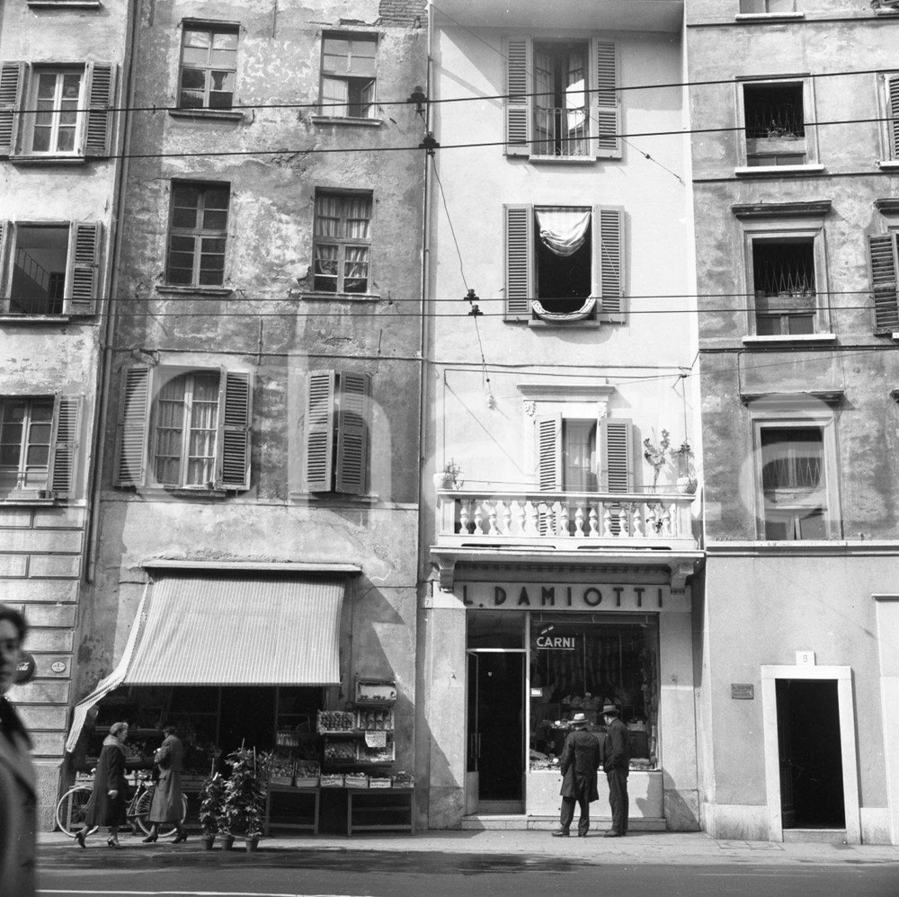 1962 BRESCIA il negozio Damiotti in zona del Carmine NEGATIVO ORIGINALE 2 Negativo originale in bianco e nero su pellicola.  E' SEVERAMENTE VIETATA LA RIPRODUZIONE.TUTTI I DIRITTI SONO RISERVATI.ICharta mette in vendita, sul negozio eBay e in esclusiva sul sito "icharta" il proprio archivio composto da numerose diapositive e negativi fotografici d'epoca, tutti originali e autentici.Si tratta di uno sguardo inedito sull'attualità, la politica, la vita quotidiana, il gossip e la cultura, che fotografa il cambiamento della nazione (e non solo) tra il 1890 ed il 1990 circa. Un'occasione unica per il mercato del collezionismo, che vede finalmente disponibile un archivio eccezionale per vastità, tematiche e condizioni, in un settore (il negativo fotografico e la diapositiva) di assoluta novità e dalle interessanti prospettive di investimento. CONDIZIONI:FAIR/discretoFORMATO: cm 6 x 6 originale e autentica 1
