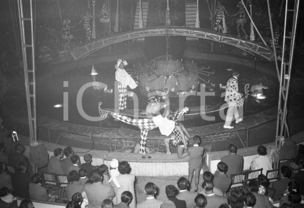 1953 BRESCIA Circo Darix Togni coreografia *NEGATIVO ORIGINALE Nel negativo il Circo Darix TogniNegativo originale in bianco e nero su pellicola.  E' SEVERAMENTE VIETATA LA RIPRODUZIONE.TUTTI I DIRITTI SONO RISERVATI.ICharta mette in vendita, sul negozio eBay e in esclusiva sul sito "icharta" il proprio archivio composto da numerose diapositive e negativi fotografici d'epoca, tutti originali e autentici.Si tratta di uno sguardo inedito sull'attualità, la politica, la vita quotidiana, il gossip e la cultura, che fotografa il cambiamento della nazione (e non solo) tra il 1890 ed il 1990 circa. Un'occasione unica per il mercato del collezionismo, che vede finalmente disponibile un archivio eccezionale per vastità, tematiche e condizioni, in un settore (il negativo fotografico e la diapositiva) di assoluta novità e dalle interessanti prospettive di investimento. CONDIZIONI:FAIR/discretoFORMATO: cm 6 x 9 originale e autentica 1