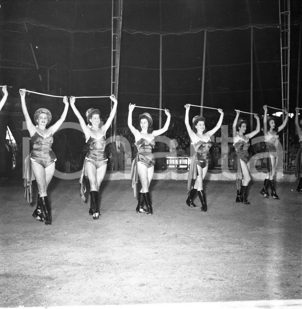 1953 BRESCIA Circo Darix Togni le majorettes *NEGATIVO ORIGINALE Nel negativo il Circo Darix TogniNegativo originale in bianco e nero su pellicola.  E' SEVERAMENTE VIETATA LA RIPRODUZIONE.TUTTI I DIRITTI SONO RISERVATI.ICharta mette in vendita, sul negozio eBay e in esclusiva sul sito "icharta" il proprio archivio composto da numerose diapositive e negativi fotografici d'epoca, tutti originali e autentici.Si tratta di uno sguardo inedito sull'attualità, la politica, la vita quotidiana, il gossip e la cultura, che fotografa il cambiamento della nazione (e non solo) tra il 1890 ed il 1990 circa. Un'occasione unica per il mercato del collezionismo, che vede finalmente disponibile un archivio eccezionale per vastità, tematiche e condizioni, in un settore (il negativo fotografico e la diapositiva) di assoluta novità e dalle interessanti prospettive di investimento. CONDIZIONI:FAIR/discretoFORMATO: cm 6 x 6 originale e autentica 1
