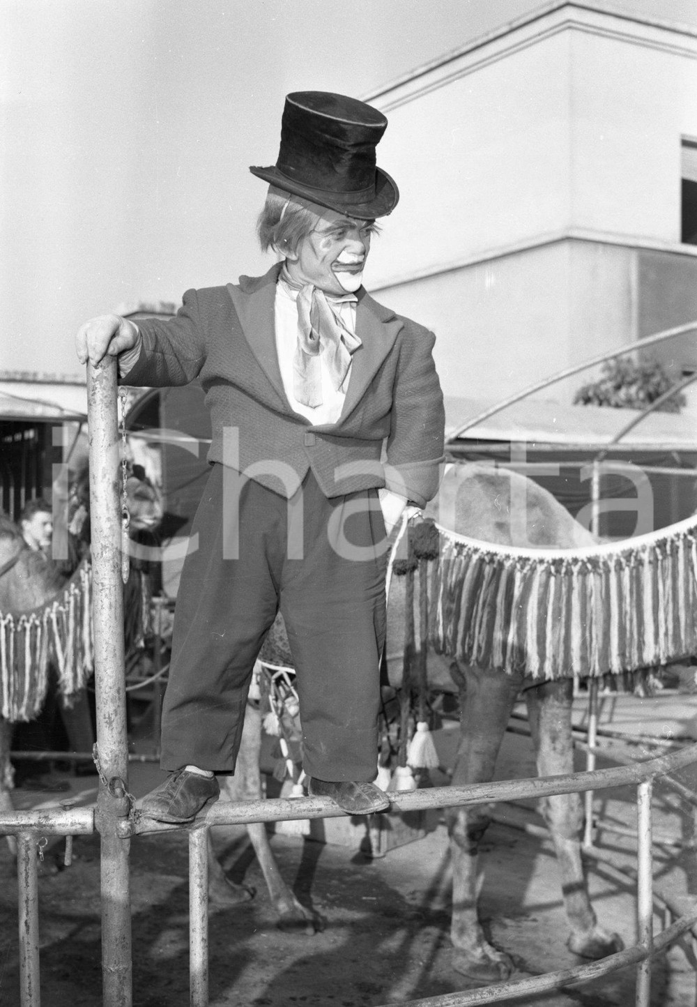 1953 BRESCIA CIRCO DARIX TOGNI clown sulla staccionata *NEGATIVO ORIGINALE Nel negativo il Circo Darix TogniNegativo originale in bianco e nero su pellicola.  E' SEVERAMENTE VIETATA LA RIPRODUZIONE.TUTTI I DIRITTI SONO RISERVATI.ICharta mette in vendita, sul negozio eBay e in esclusiva sul sito "icharta" il proprio archivio composto da numerose diapositive e negativi fotografici d'epoca, tutti originali e autentici.Si tratta di uno sguardo inedito sull'attualità, la politica, la vita quotidiana, il gossip e la cultura, che fotografa il cambiamento della nazione (e non solo) tra il 1890 ed il 1990 circa. Un'occasione unica per il mercato del collezionismo, che vede finalmente disponibile un archivio eccezionale per vastità, tematiche e condizioni, in un settore (il negativo fotografico e la diapositiva) di assoluta novità e dalle interessanti prospettive di investimento. CONDIZIONI:FAIR/discretoFORMATO: cm 6 x 9 originale e autentica 1