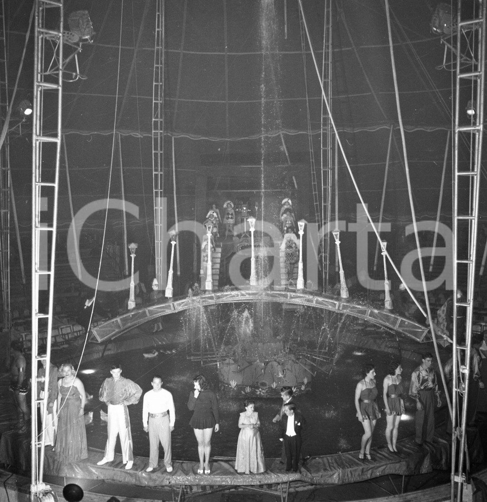 1953 BRESCIA CIRCO DARIX TOGNI saluto degli artisti *NEGATIVO ORIGINALE Nel negativo il Circo Darix TogniNegativo originale in bianco e nero su pellicola.  E' SEVERAMENTE VIETATA LA RIPRODUZIONE.TUTTI I DIRITTI SONO RISERVATI.ICharta mette in vendita, sul negozio eBay e in esclusiva sul sito "icharta" il proprio archivio composto da numerose diapositive e negativi fotografici d'epoca, tutti originali e autentici.Si tratta di uno sguardo inedito sull'attualità, la politica, la vita quotidiana, il gossip e la cultura, che fotografa il cambiamento della nazione (e non solo) tra il 1890 ed il 1990 circa. Un'occasione unica per il mercato del collezionismo, che vede finalmente disponibile un archivio eccezionale per vastità, tematiche e condizioni, in un settore (il negativo fotografico e la diapositiva) di assoluta novità e dalle interessanti prospettive di investimento. CONDIZIONI:FAIR/discretoFORMATO: cm 6 x 6 originale e autentica 1