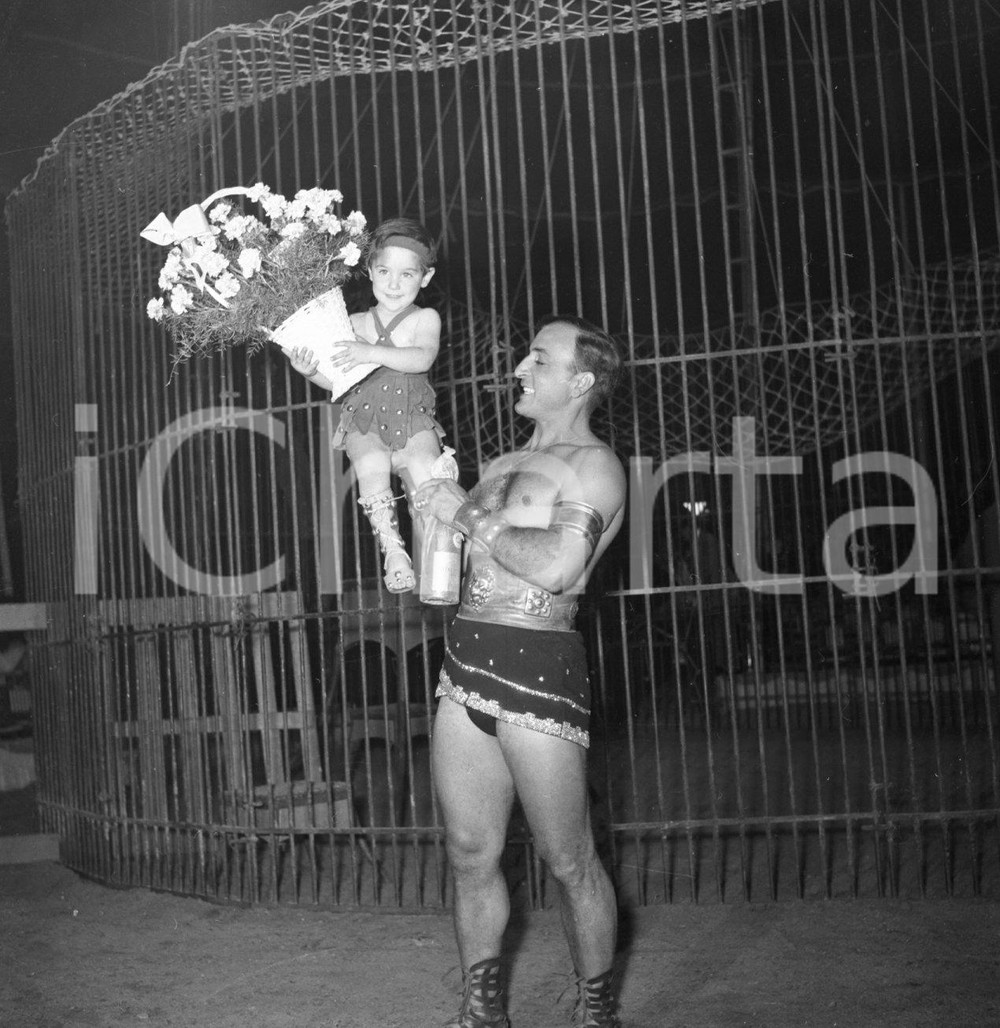 1953 BRESCIA Darix TOGNI con bimba e fiori *NEGATIVO ORIGINALE Negativo originale in bianco e nero su pellicola.  E' SEVERAMENTE VIETATA LA RIPRODUZIONE.TUTTI I DIRITTI SONO RISERVATI.ICharta mette in vendita, sul negozio eBay e in esclusiva sul sito "icharta" il proprio archivio composto da numerose diapositive e negativi fotografici d'epoca, tutti originali e autentici.Si tratta di uno sguardo inedito sull'attualità, la politica, la vita quotidiana, il gossip e la cultura, che fotografa il cambiamento della nazione (e non solo) tra il 1890 ed il 1990 circa. Un'occasione unica per il mercato del collezionismo, che vede finalmente disponibile un archivio eccezionale per vastità, tematiche e condizioni, in un settore (il negativo fotografico e la diapositiva) di assoluta novità e dalle interessanti prospettive di investimento. CONDIZIONI:FAIR/discretoFORMATO: cm 6 x 6 originale e autentica 1