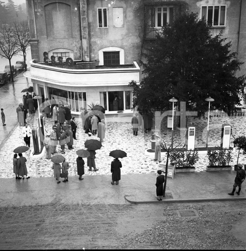 1953 BRESCIA inauguraz. distributore Esso  viale XX settembre *NEGATIVO ORIG 20 Negativo originale in bianco e nero su pellicola.  E' SEVERAMENTE VIETATA LA RIPRODUZIONE.TUTTI I DIRITTI SONO RISERVATI.ICharta mette in vendita, sul negozio eBay e in esclusiva sul sito "icharta" il proprio archivio composto da numerose diapositive e negativi fotografici d'epoca, tutti originali e autentici.Si tratta di uno sguardo inedito sull'attualità, la politica, la vita quotidiana, il gossip e la cultura, che fotografa il cambiamento della nazione (e non solo) tra il 1890 ed il 1990 circa. Un'occasione unica per il mercato del collezionismo, che vede finalmente disponibile un archivio eccezionale per vastità, tematiche e condizioni, in un settore (il negativo fotografico e la diapositiva) di assoluta novità e dalle interessanti prospettive di investimento. CONDIZIONI:FAIR/discretoFORMATO: cm 6 x 6 originale e autentica 1