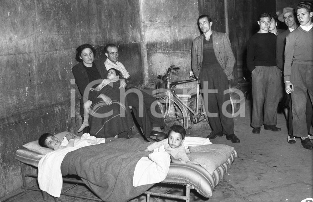 1954  BRESCIA il dramma degli sfrattati al Carmine *NEGATIVO ORIGINALE 3 Negativo originale in bianco e nero su pellicola.  E' SEVERAMENTE VIETATA LA RIPRODUZIONE.TUTTI I DIRITTI SONO RISERVATI.ICharta mette in vendita, sul negozio eBay e in esclusiva sul sito "icharta" il proprio archivio composto da numerose diapositive e negativi fotografici d'epoca, tutti originali e autentici.Si tratta di uno sguardo inedito sull'attualità, la politica, la vita quotidiana, il gossip e la cultura, che fotografa il cambiamento della nazione (e non solo) tra il 1890 ed il 1990 circa. Un'occasione unica per il mercato del collezionismo, che vede finalmente disponibile un archivio eccezionale per vastità, tematiche e condizioni, in un settore (il negativo fotografico e la diapositiva) di assoluta novità e dalle interessanti prospettive di investimento. CONDIZIONI:FAIR/discretoFORMATO: cm 9 x 6 originale e autentica 1