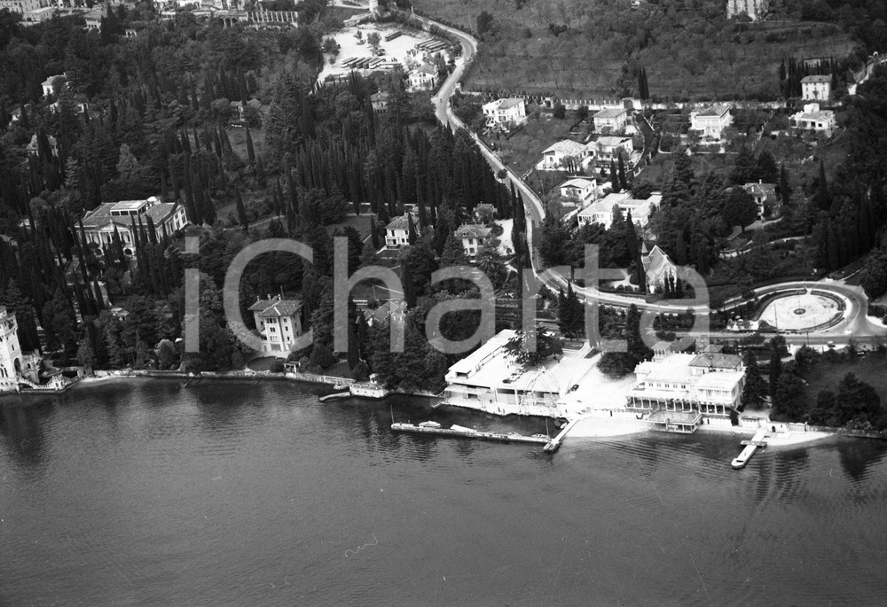 1960 GARDONE RIVIERA (BS) ripresa aerea del paese sul lago NEGATIVO ORIGINALE 10 Negativo originale in bianco e nero su pellicola.  E' SEVERAMENTE VIETATA LA RIPRODUZIONE.TUTTI I DIRITTI SONO RISERVATI.ICharta mette in vendita, sul negozio eBay e in esclusiva sul sito "icharta" il proprio archivio composto da numerose diapositive e negativi fotografici d'epoca, tutti originali e autentici.Si tratta di uno sguardo inedito sull'attualità, la politica, la vita quotidiana, il gossip e la cultura, che fotografa il cambiamento della nazione (e non solo) tra il 1890 ed il 1990 circa. Un'occasione unica per il mercato del collezionismo, che vede finalmente disponibile un archivio eccezionale per vastità, tematiche e condizioni, in un settore (il negativo fotografico e la diapositiva) di assoluta novità e dalle interessanti prospettive di investimento. CONDIZIONI:FAIR/discretoFORMATO: cm 9 x 6 originale e autentica 1