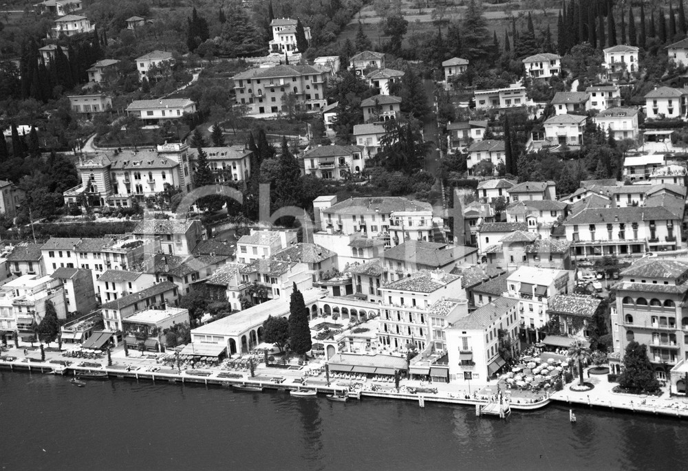 1960 GARDONE RIVIERA (BS) ripresa aerea del paese sul lago NEGATIVO ORIGINALE 8 Negativo originale in bianco e nero su pellicola.  E' SEVERAMENTE VIETATA LA RIPRODUZIONE.TUTTI I DIRITTI SONO RISERVATI.ICharta mette in vendita, sul negozio eBay e in esclusiva sul sito "icharta" il proprio archivio composto da numerose diapositive e negativi fotografici d'epoca, tutti originali e autentici.Si tratta di uno sguardo inedito sull'attualità, la politica, la vita quotidiana, il gossip e la cultura, che fotografa il cambiamento della nazione (e non solo) tra il 1890 ed il 1990 circa. Un'occasione unica per il mercato del collezionismo, che vede finalmente disponibile un archivio eccezionale per vastità, tematiche e condizioni, in un settore (il negativo fotografico e la diapositiva) di assoluta novità e dalle interessanti prospettive di investimento. CONDIZIONI:FAIR/discretoFORMATO: cm 9 x 6 originale e autentica 1