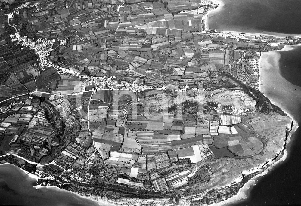 1961 MANERBA (BS) ripresa aerea del paese e del Garda NEGATIVO ORIGINALE 8 Negativo originale in bianco e nero su pellicola.  E' SEVERAMENTE VIETATA LA RIPRODUZIONE.TUTTI I DIRITTI SONO RISERVATI.ICharta mette in vendita, sul negozio eBay e in esclusiva sul sito "icharta" il proprio archivio composto da numerose diapositive e negativi fotografici d'epoca, tutti originali e autentici.Si tratta di uno sguardo inedito sull'attualità, la politica, la vita quotidiana, il gossip e la cultura, che fotografa il cambiamento della nazione (e non solo) tra il 1890 ed il 1990 circa. Un'occasione unica per il mercato del collezionismo, che vede finalmente disponibile un archivio eccezionale per vastità, tematiche e condizioni, in un settore (il negativo fotografico e la diapositiva) di assoluta novità e dalle interessanti prospettive di investimento. CONDIZIONI:FAIR/discretoFORMATO: cm 9 x 6 originale e autentica 1