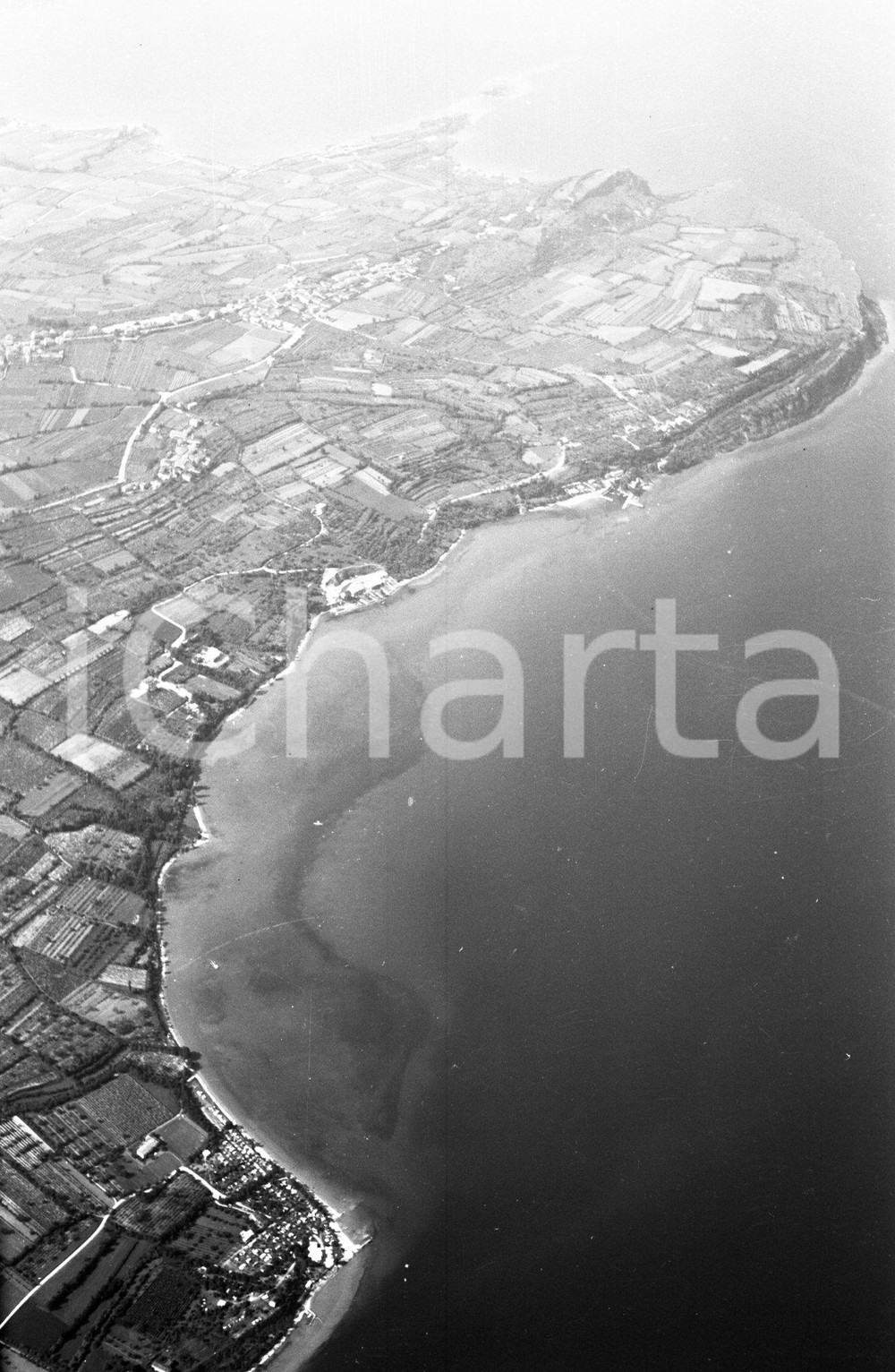 1961 MANERBA (BS) ripresa aerea del paese e del Garda NEGATIVO ORIGINALE 13 Negativo originale in bianco e nero su pellicola.  E' SEVERAMENTE VIETATA LA RIPRODUZIONE.TUTTI I DIRITTI SONO RISERVATI.ICharta mette in vendita, sul negozio eBay e in esclusiva sul sito "icharta" il proprio archivio composto da numerose diapositive e negativi fotografici d'epoca, tutti originali e autentici.Si tratta di uno sguardo inedito sull'attualità, la politica, la vita quotidiana, il gossip e la cultura, che fotografa il cambiamento della nazione (e non solo) tra il 1890 ed il 1990 circa. Un'occasione unica per il mercato del collezionismo, che vede finalmente disponibile un archivio eccezionale per vastità, tematiche e condizioni, in un settore (il negativo fotografico e la diapositiva) di assoluta novità e dalle interessanti prospettive di investimento. CONDIZIONI:FAIR/discretoFORMATO: cm 9 x 6 originale e autentica 1