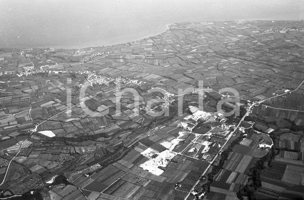 1961 MANERBA DEL GARDA (BS) ripresa aerea NEGATIVO ORIGINALE 17 Negativo originale in bianco e nero su pellicola.  E' SEVERAMENTE VIETATA LA RIPRODUZIONE.TUTTI I DIRITTI SONO RISERVATI.ICharta mette in vendita, sul negozio eBay e in esclusiva sul sito "icharta" il proprio archivio composto da numerose diapositive e negativi fotografici d'epoca, tutti originali e autentici.Si tratta di uno sguardo inedito sull'attualità, la politica, la vita quotidiana, il gossip e la cultura, che fotografa il cambiamento della nazione (e non solo) tra il 1890 ed il 1990 circa. Un'occasione unica per il mercato del collezionismo, che vede finalmente disponibile un archivio eccezionale per vastità, tematiche e condizioni, in un settore (il negativo fotografico e la diapositiva) di assoluta novità e dalle interessanti prospettive di investimento. CONDIZIONI:FAIR/discretoFORMATO: cm 9 x 6 originale e autentica 1