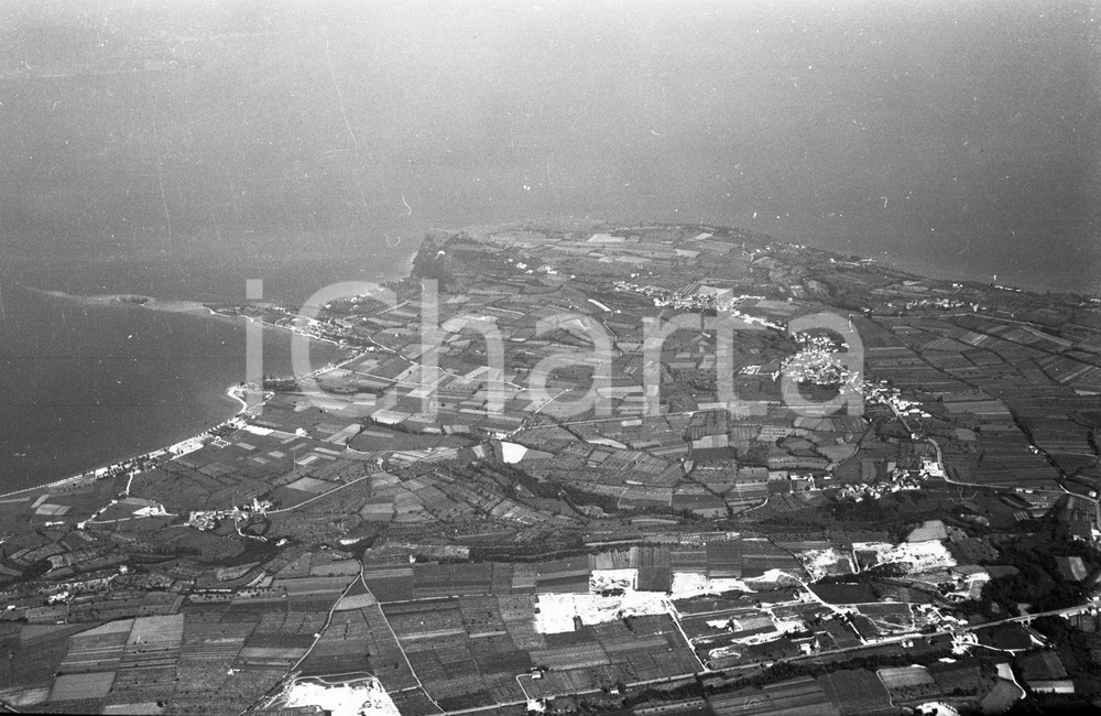 1961 MANERBA DEL GARDA (BS) ripresa aerea NEGATIVO ORIGINALE 18 Negativo originale in bianco e nero su pellicola.  E' SEVERAMENTE VIETATA LA RIPRODUZIONE.TUTTI I DIRITTI SONO RISERVATI.ICharta mette in vendita, sul negozio eBay e in esclusiva sul sito "icharta" il proprio archivio composto da numerose diapositive e negativi fotografici d'epoca, tutti originali e autentici.Si tratta di uno sguardo inedito sull'attualità, la politica, la vita quotidiana, il gossip e la cultura, che fotografa il cambiamento della nazione (e non solo) tra il 1890 ed il 1990 circa. Un'occasione unica per il mercato del collezionismo, che vede finalmente disponibile un archivio eccezionale per vastità, tematiche e condizioni, in un settore (il negativo fotografico e la diapositiva) di assoluta novità e dalle interessanti prospettive di investimento. CONDIZIONI:FAIR/discretoFORMATO: cm 9 x 6 originale e autentica 1