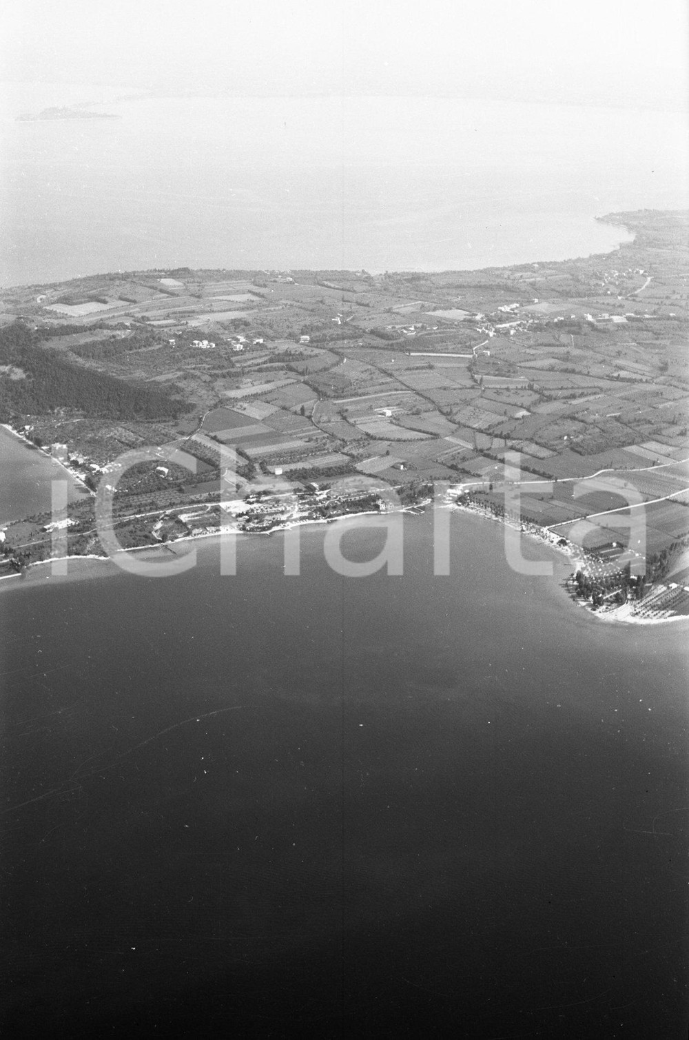 1961 MANERBA DEL GARDA (BS) ripresa aerea del golfo NEGATIVO ORIGINALE 25 Negativo originale in bianco e nero su pellicola.  E' SEVERAMENTE VIETATA LA RIPRODUZIONE.TUTTI I DIRITTI SONO RISERVATI.ICharta mette in vendita, sul negozio eBay e in esclusiva sul sito "icharta" il proprio archivio composto da numerose diapositive e negativi fotografici d'epoca, tutti originali e autentici.Si tratta di uno sguardo inedito sull'attualità, la politica, la vita quotidiana, il gossip e la cultura, che fotografa il cambiamento della nazione (e non solo) tra il 1890 ed il 1990 circa. Un'occasione unica per il mercato del collezionismo, che vede finalmente disponibile un archivio eccezionale per vastità, tematiche e condizioni, in un settore (il negativo fotografico e la diapositiva) di assoluta novità e dalle interessanti prospettive di investimento. CONDIZIONI:FAIR/discretoFORMATO: cm 9 x 6 originale e autentica 1