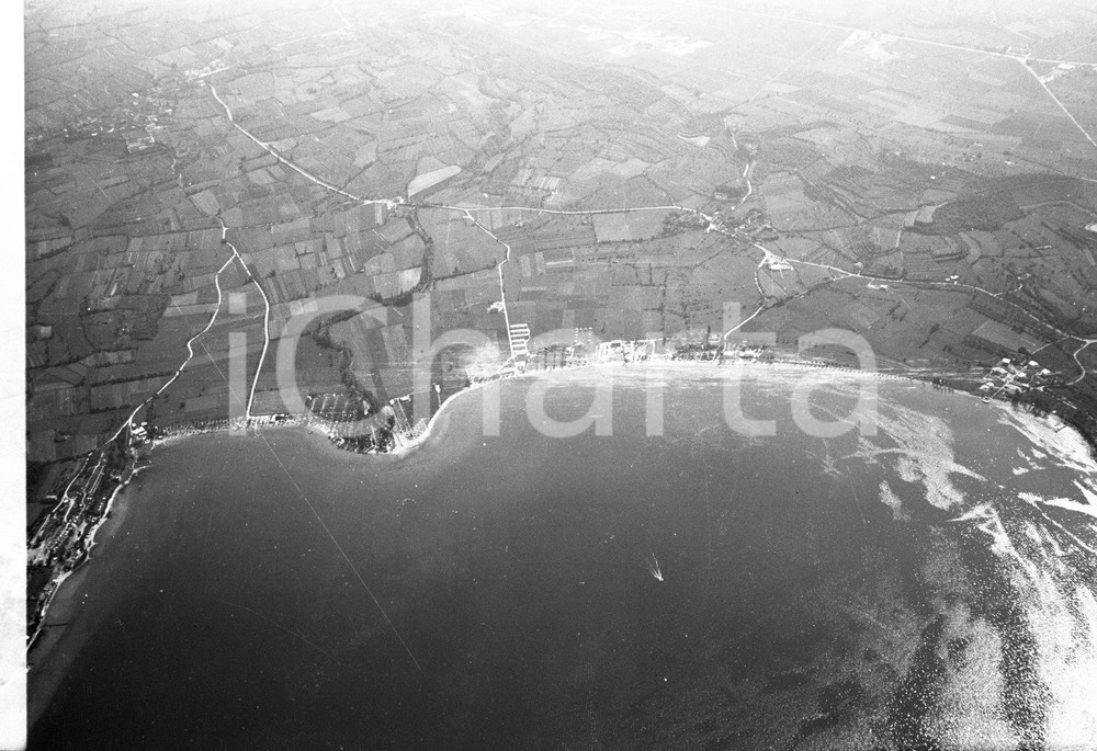 1961 MANERBA DEL GARDA (BS) ripresa aerea NEGATIVO ORIGINALE 37 Negativo originale in bianco e nero su pellicola.  E' SEVERAMENTE VIETATA LA RIPRODUZIONE.TUTTI I DIRITTI SONO RISERVATI.ICharta mette in vendita, sul negozio eBay e in esclusiva sul sito "icharta" il proprio archivio composto da numerose diapositive e negativi fotografici d'epoca, tutti originali e autentici.Si tratta di uno sguardo inedito sull'attualità, la politica, la vita quotidiana, il gossip e la cultura, che fotografa il cambiamento della nazione (e non solo) tra il 1890 ed il 1990 circa. Un'occasione unica per il mercato del collezionismo, che vede finalmente disponibile un archivio eccezionale per vastità, tematiche e condizioni, in un settore (il negativo fotografico e la diapositiva) di assoluta novità e dalle interessanti prospettive di investimento. CONDIZIONI:FAIR/discretoFORMATO: cm 9 x 6 originale e autentica 1