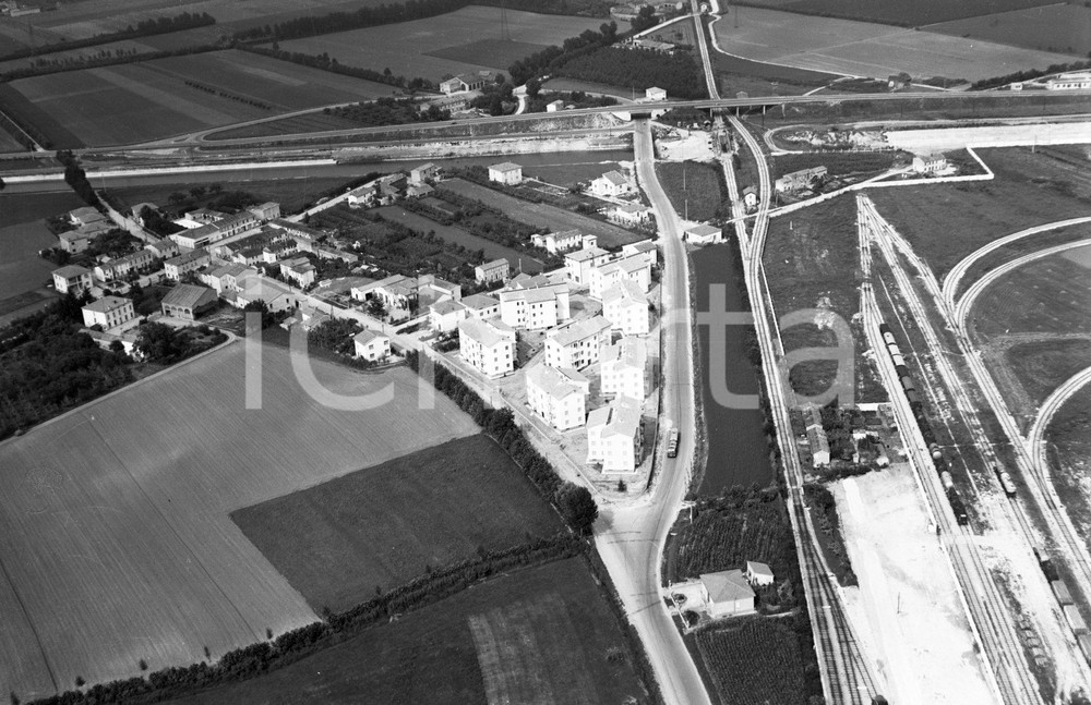 1960 MANTOVA ripresa aerea case Società Elettrica Bresciana NEGATIVO ORIGINALE 7 Negativo originale in bianco e nero su pellicola.  E' SEVERAMENTE VIETATA LA RIPRODUZIONE.TUTTI I DIRITTI SONO RISERVATI.ICharta mette in vendita, sul negozio eBay e in esclusiva sul sito "icharta" il proprio archivio composto da numerose diapositive e negativi fotografici d'epoca, tutti originali e autentici.Si tratta di uno sguardo inedito sull'attualità, la politica, la vita quotidiana, il gossip e la cultura, che fotografa il cambiamento della nazione (e non solo) tra il 1890 ed il 1990 circa. Un'occasione unica per il mercato del collezionismo, che vede finalmente disponibile un archivio eccezionale per vastità, tematiche e condizioni, in un settore (il negativo fotografico e la diapositiva) di assoluta novità e dalle interessanti prospettive di investimento. CONDIZIONI:FAIR/discretoFORMATO: cm 9 x 6 originale e autentica 1