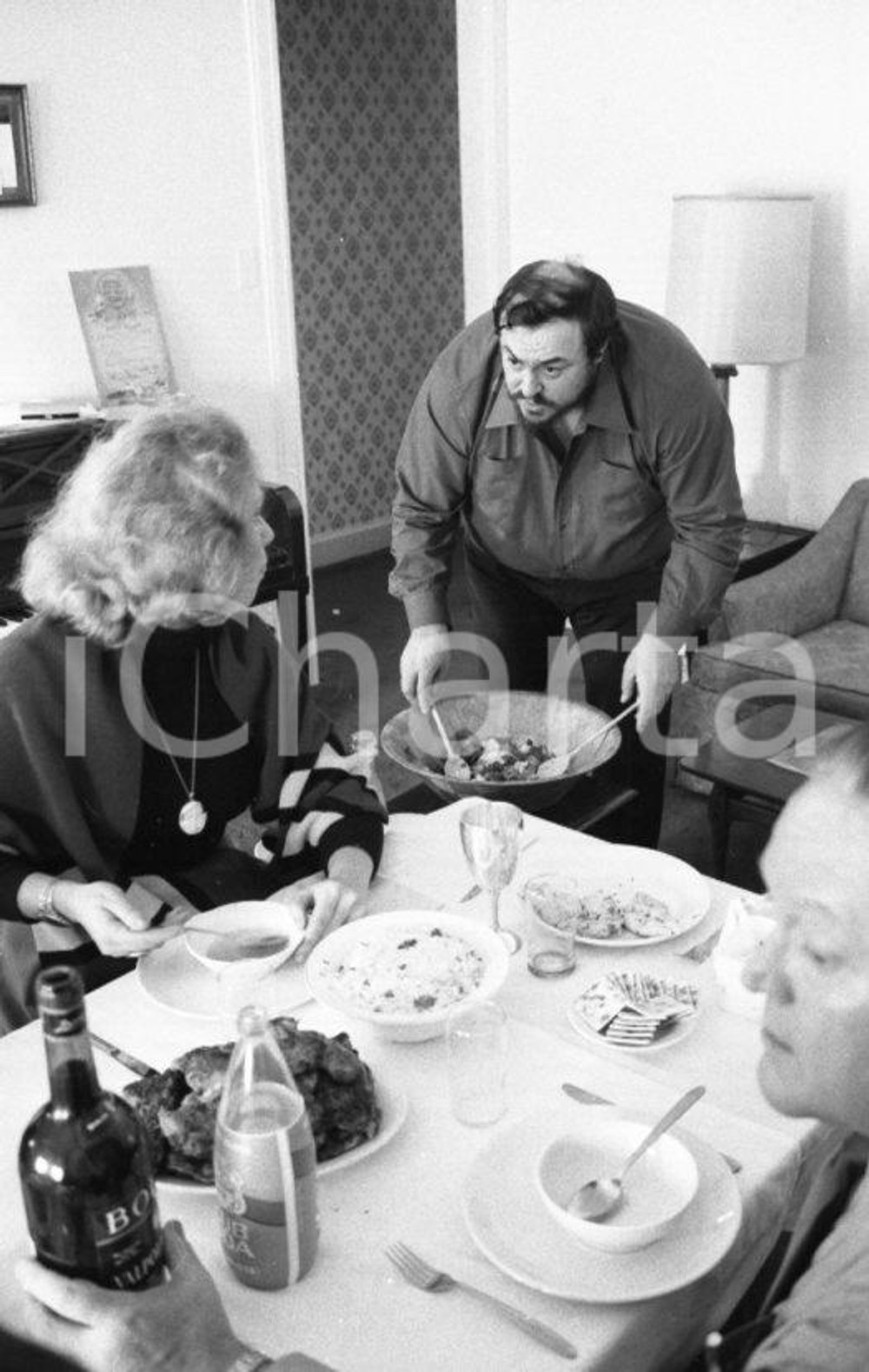 1977 Luciano PAVAROTTI  dinner in CHIGAGO *NEGATIVO ORIGINALE 35mm 11 Negativo originale in bianco e nero, in formato 35 mm.Per i diritti rivolgersi a ICharta.ICharta mette in vendita, sul negozio eBay e in esclusiva sul sito "icharta" il proprio archivio composto da numerose diapositive e negativi fotografici d'epoca, tutti originali e autentici.Si tratta di uno sguardo inedito sull'attualità, la politica, la vita quotidiana, il gossip e la cultura, che fotografa il cambiamento della nazione (e non solo) tra il 1890 ed il 1990 circa. Un'occasione unica per il mercato del collezionismo, che vede finalmente disponibile un archivio eccezionale per vastità, tematiche e condizioni, in un settore (il negativo fotografico e la diapositiva) di assoluta novità e dalle interessanti prospettive di investimento. CONDIZIONI:FAIR/discretoFORMATO: 35mm originale e autentica 1