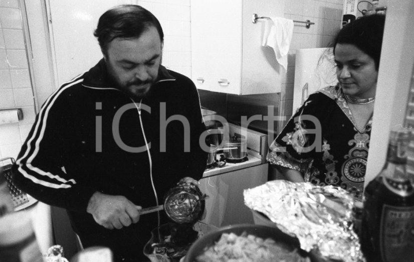1977 Luciano PAVAROTTI  prepares dinner in CHICAGO  *NEGATIVO ORIGINALE 35mm Negativo originale in bianco e nero, su pellicola in formato 35 mm.Per i diritti rivolgersi a ICharta.ICharta mette in vendita, sul negozio eBay e in esclusiva sul sito "icharta" il proprio archivio composto da numerose diapositive e negativi fotografici d'epoca, tutti originali e autentici.Si tratta di uno sguardo inedito sull'attualità, la politica, la vita quotidiana, il gossip e la cultura, che fotografa il cambiamento della nazione (e non solo) tra il 1890 ed il 1990 circa. Un'occasione unica per il mercato del collezionismo, che vede finalmente disponibile un archivio eccezionale per vastità, tematiche e condizioni, in un settore (il negativo fotografico e la diapositiva) di assoluta novità e dalle interessanti prospettive di investimento. CONDIZIONI:FAIR/discretoFORMATO: 35mm originale e autentica 1