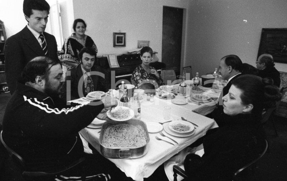 1977 Luciano PAVAROTTI  dinner in CHICAGO  *NEGATIVO ORIGINALE 35mm 19 Negativo originale in bianco e nero, su pellicola in formato 35 mm.Per i diritti rivolgersi a ICharta.ICharta mette in vendita, sul negozio eBay e in esclusiva sul sito "icharta" il proprio archivio composto da numerose diapositive e negativi fotografici d'epoca, tutti originali e autentici.Si tratta di uno sguardo inedito sull'attualità, la politica, la vita quotidiana, il gossip e la cultura, che fotografa il cambiamento della nazione (e non solo) tra il 1890 ed il 1990 circa. Un'occasione unica per il mercato del collezionismo, che vede finalmente disponibile un archivio eccezionale per vastità, tematiche e condizioni, in un settore (il negativo fotografico e la diapositiva) di assoluta novità e dalle interessanti prospettive di investimento. CONDIZIONI:FAIR/discretoFORMATO: 35mm originale e autentica 1