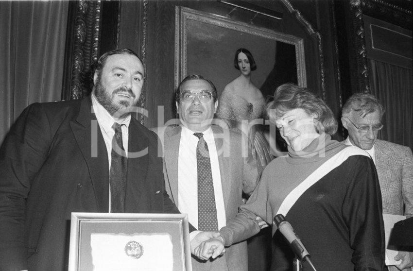 1977 Luciano PAVAROTTI  receives award in CHICAGO *NEGATIVO ORIGINALE 2 Diapositiva originale in bianco e nero, in formato 35 mm.Per i diritti rivolgersi a ICharta.ICharta mette in vendita, sul negozio eBay e in esclusiva sul sito "icharta" il proprio archivio composto da numerose diapositive e negativi fotografici d'epoca, tutti originali e autentici.Si tratta di uno sguardo inedito sull'attualità, la politica, la vita quotidiana, il gossip e la cultura, che fotografa il cambiamento della nazione (e non solo) tra il 1890 ed il 1990 circa. Un'occasione unica per il mercato del collezionismo, che vede finalmente disponibile un archivio eccezionale per vastità, tematiche e condizioni, in un settore (il negativo fotografico e la diapositiva) di assoluta novità e dalle interessanti prospettive di investimento. CONDIZIONI:FAIR/discretoFORMATO: 35mm originale e autentica 1
