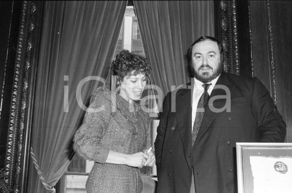 1977 Luciano PAVAROTTI  receives award in CHICAGO *NEGATIVO ORIGINALE 4 Diapositiva originale in bianco e nero, in formato 35 mm.Per i diritti rivolgersi a ICharta.ICharta mette in vendita, sul negozio eBay e in esclusiva sul sito "icharta" il proprio archivio composto da numerose diapositive e negativi fotografici d'epoca, tutti originali e autentici.Si tratta di uno sguardo inedito sull'attualità, la politica, la vita quotidiana, il gossip e la cultura, che fotografa il cambiamento della nazione (e non solo) tra il 1890 ed il 1990 circa. Un'occasione unica per il mercato del collezionismo, che vede finalmente disponibile un archivio eccezionale per vastità, tematiche e condizioni, in un settore (il negativo fotografico e la diapositiva) di assoluta novità e dalle interessanti prospettive di investimento. CONDIZIONI:FAIR/discretoFORMATO: 35mm originale e autentica 1