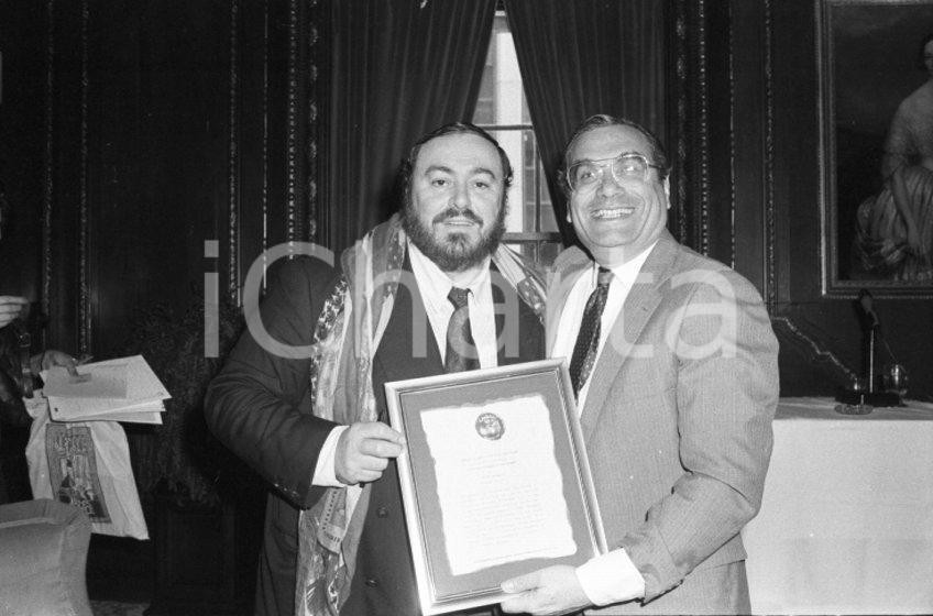 1977 Luciano PAVAROTTI  receives award in CHICAGO *NEGATIVO ORIGINALE 3 Diapositiva originale in bianco e nero, in formato 35 mm.Per i diritti rivolgersi a ICharta.ICharta mette in vendita, sul negozio eBay e in esclusiva sul sito "icharta" il proprio archivio composto da numerose diapositive e negativi fotografici d'epoca, tutti originali e autentici.Si tratta di uno sguardo inedito sull'attualità, la politica, la vita quotidiana, il gossip e la cultura, che fotografa il cambiamento della nazione (e non solo) tra il 1890 ed il 1990 circa. Un'occasione unica per il mercato del collezionismo, che vede finalmente disponibile un archivio eccezionale per vastità, tematiche e condizioni, in un settore (il negativo fotografico e la diapositiva) di assoluta novità e dalle interessanti prospettive di investimento. CONDIZIONI:FAIR/discretoFORMATO: 35mm originale e autentica 1