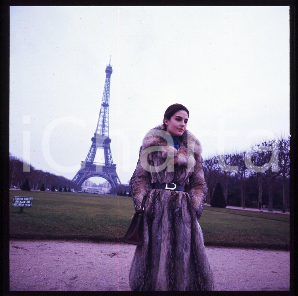 1970 ca PARIS Olga KARLATOS devant la Tour Eiffel *DIAPOSITIVA ORIGINALE Positivo originale a colori, in formato cm 6 x 6.Per i diritti rivolgersi a ICharta.ICharta mette in vendita, sul negozio eBay e in esclusiva sul sito "icharta" il proprio archivio composto da numerose diapositive e negativi fotografici d'epoca, tutti originali e autentici.Si tratta di uno sguardo inedito sull'attualità, la politica, la vita quotidiana, il gossip e la cultura, che fotografa il cambiamento della nazione (e non solo) tra il 1890 ed il 1990 circa. Un'occasione unica per il mercato del collezionismo, che vede finalmente disponibile un archivio eccezionale per vastità, tematiche e condizioni, in un settore (il negativo fotografico e la diapositiva) di assoluta novità e dalle interessanti prospettive di investimento. CONDIZIONI:FAIR/discretoFORMATO: cm 6 x 6 originale e autentica 1