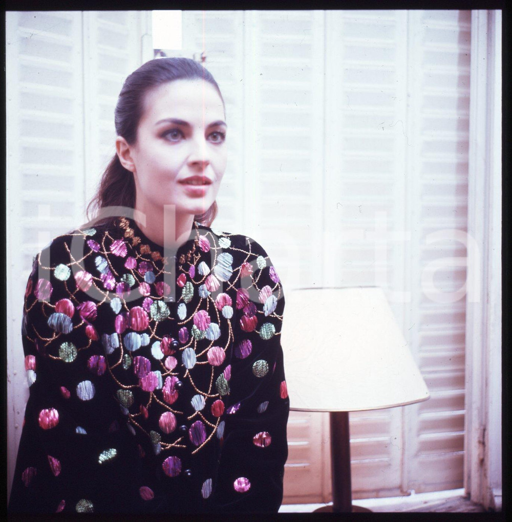 1970 ca PARIS Olga KARLATOS nel suo appartamento DIAPOSITIVA ORIGINALE Positivo originale a colori, in formato cm 6 x 6.Per i diritti rivolgersi a ICharta.ICharta mette in vendita, sul negozio eBay e in esclusiva sul sito "icharta" il proprio archivio composto da numerose diapositive e negativi fotografici d'epoca, tutti originali e autentici.Si tratta di uno sguardo inedito sull'attualità, la politica, la vita quotidiana, il gossip e la cultura, che fotografa il cambiamento della nazione (e non solo) tra il 1890 ed il 1990 circa. Un'occasione unica per il mercato del collezionismo, che vede finalmente disponibile un archivio eccezionale per vastità, tematiche e condizioni, in un settore (il negativo fotografico e la diapositiva) di assoluta novità e dalle interessanti prospettive di investimento. CONDIZIONI:FAIR/discretoFORMATO: cm 6 x 6 originale e autentica 1