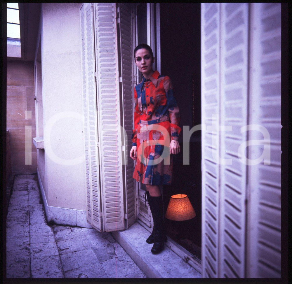 1970 ca PARIS Olga KARLATOS nel suo appartamento DIAPOSITIVA ORIGINALE 3 Positivo originale a colori, in formato cm 6 x 6.Per i diritti rivolgersi a ICharta.ICharta mette in vendita, sul negozio eBay e in esclusiva sul sito "icharta" il proprio archivio composto da numerose diapositive e negativi fotografici d'epoca, tutti originali e autentici.Si tratta di uno sguardo inedito sull'attualità, la politica, la vita quotidiana, il gossip e la cultura, che fotografa il cambiamento della nazione (e non solo) tra il 1890 ed il 1990 circa. Un'occasione unica per il mercato del collezionismo, che vede finalmente disponibile un archivio eccezionale per vastità, tematiche e condizioni, in un settore (il negativo fotografico e la diapositiva) di assoluta novità e dalle interessanti prospettive di investimento. CONDIZIONI:FAIR/discretoFORMATO: cm 6 x 6 originale e autentica 1