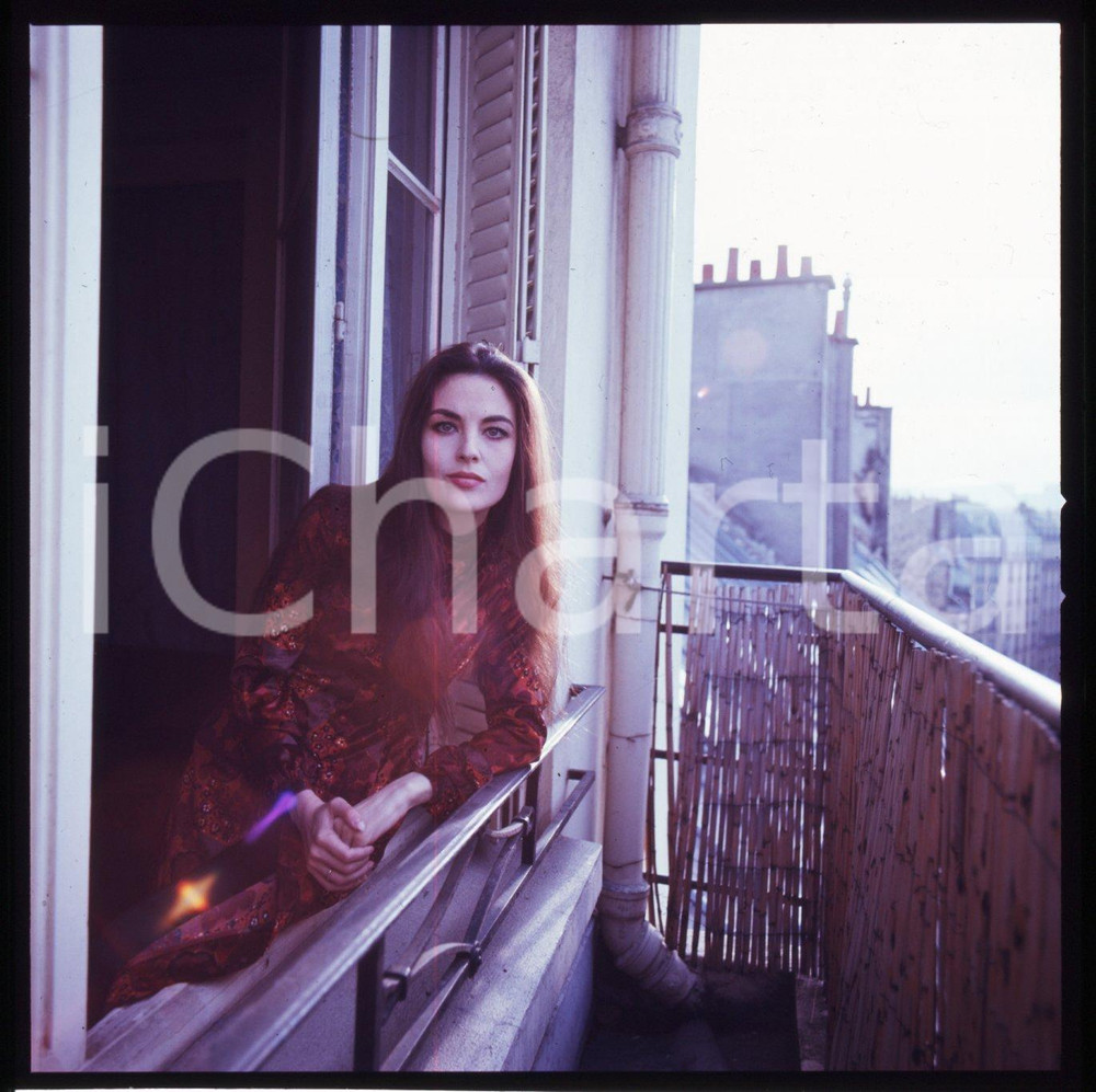 1970 ca PARIS Olga KARLATOS nel suo appartamento DIAPOSITIVA ORIGINALE 4 Positivo originale a colori, in formato cm 6 x 6.Per i diritti rivolgersi a ICharta.ICharta mette in vendita, sul negozio eBay e in esclusiva sul sito "icharta" il proprio archivio composto da numerose diapositive e negativi fotografici d'epoca, tutti originali e autentici.Si tratta di uno sguardo inedito sull'attualità, la politica, la vita quotidiana, il gossip e la cultura, che fotografa il cambiamento della nazione (e non solo) tra il 1890 ed il 1990 circa. Un'occasione unica per il mercato del collezionismo, che vede finalmente disponibile un archivio eccezionale per vastità, tematiche e condizioni, in un settore (il negativo fotografico e la diapositiva) di assoluta novità e dalle interessanti prospettive di investimento. CONDIZIONI:FAIR/discretoFORMATO: cm 6 x 6 originale e autentica 1