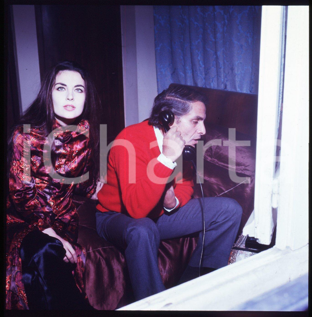 1970 ca PARIS Olga KARLATOS Nikos PAPATAKIS al telefono DIAPOSITIVA ORIGINALE Positivo originale a colori, in formato cm 6 x 6.Per i diritti rivolgersi a ICharta.ICharta mette in vendita, sul negozio eBay e in esclusiva sul sito "icharta" il proprio archivio composto da numerose diapositive e negativi fotografici d'epoca, tutti originali e autentici.Si tratta di uno sguardo inedito sull'attualità, la politica, la vita quotidiana, il gossip e la cultura, che fotografa il cambiamento della nazione (e non solo) tra il 1890 ed il 1990 circa. Un'occasione unica per il mercato del collezionismo, che vede finalmente disponibile un archivio eccezionale per vastità, tematiche e condizioni, in un settore (il negativo fotografico e la diapositiva) di assoluta novità e dalle interessanti prospettive di investimento. CONDIZIONI:FAIR/discretoFORMATO: cm 6 x 6 originale e autentica 1