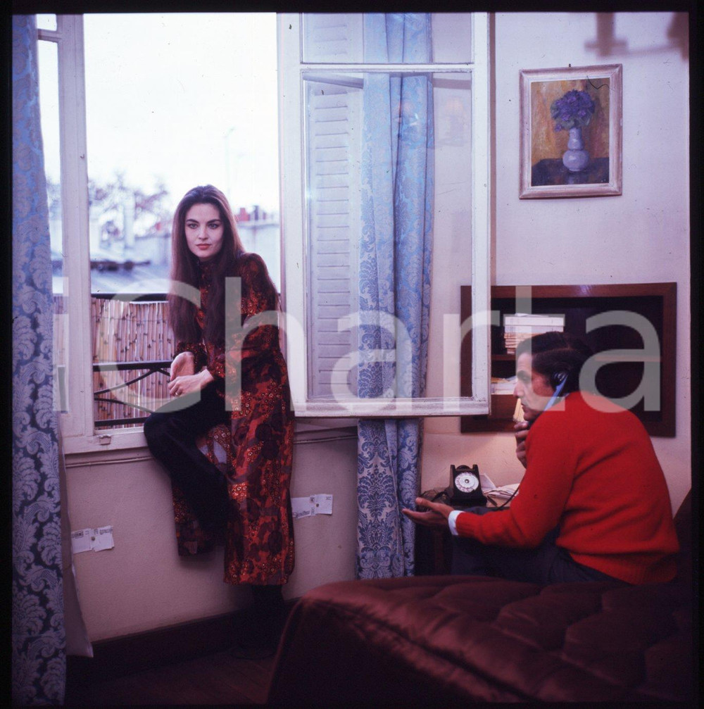1970 ca PARIS Olga KARLATOS Nikos PAPATAKIS *DIAPOSITIVA ORIGINALE Positivo originale a colori, in formato cm 6 x 6.Per i diritti rivolgersi a ICharta.ICharta mette in vendita, sul negozio eBay e in esclusiva sul sito "icharta" il proprio archivio composto da numerose diapositive e negativi fotografici d'epoca, tutti originali e autentici.Si tratta di uno sguardo inedito sull'attualità, la politica, la vita quotidiana, il gossip e la cultura, che fotografa il cambiamento della nazione (e non solo) tra il 1890 ed il 1990 circa. Un'occasione unica per il mercato del collezionismo, che vede finalmente disponibile un archivio eccezionale per vastità, tematiche e condizioni, in un settore (il negativo fotografico e la diapositiva) di assoluta novità e dalle interessanti prospettive di investimento. CONDIZIONI:FAIR/discretoFORMATO: cm 6 x 6 originale e autentica 1