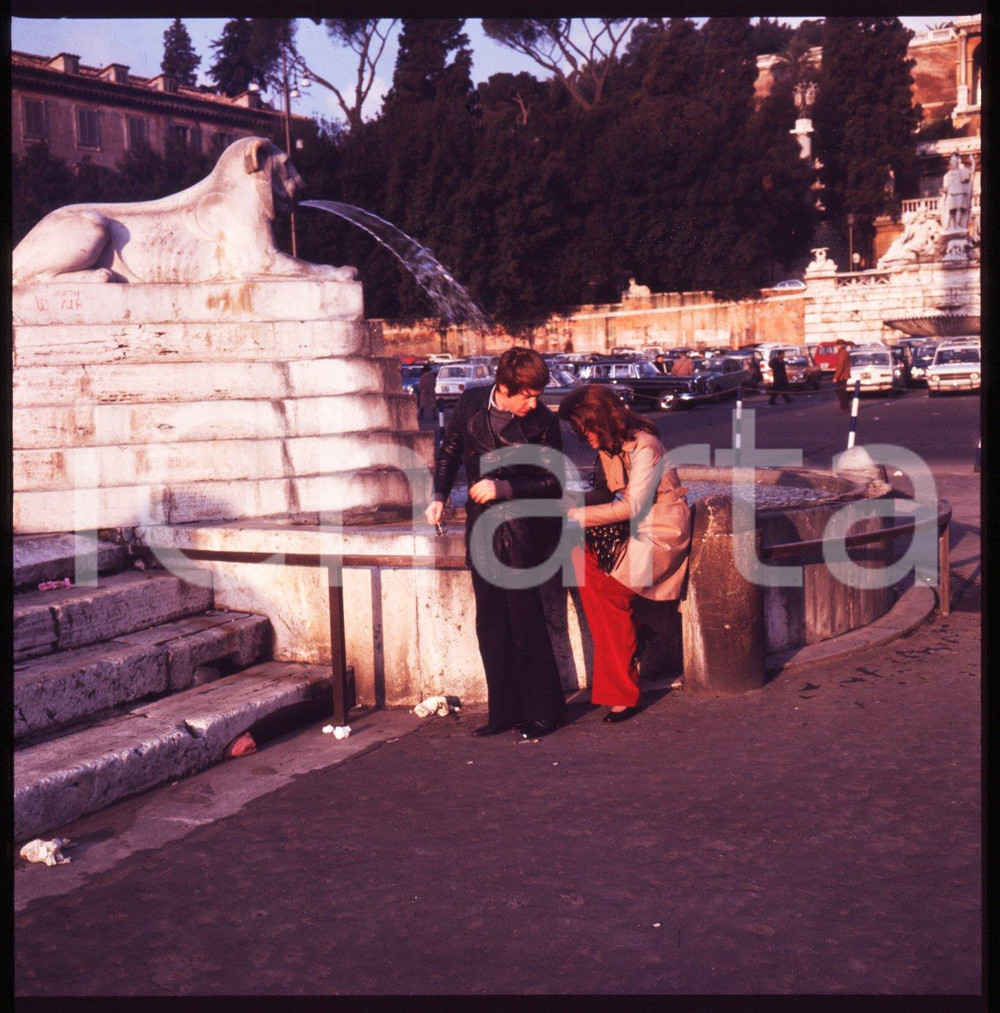 1970 ca ROMA Enzo CERUSICO Tiziana CASETTI Piazza del Popolo DIAPOSITIVA ORIGIN. Positivo originale a colori, in formato cm 6 x 6.Per i diritti rivolgersi a ICharta.ICharta mette in vendita, sul negozio eBay e in esclusiva sul sito "icharta" il proprio archivio composto da numerose diapositive e negativi fotografici d'epoca, tutti originali e autentici.Si tratta di uno sguardo inedito sull'attualità, la politica, la vita quotidiana, il gossip e la cultura, che fotografa il cambiamento della nazione (e non solo) tra il 1890 ed il 1990 circa. Un'occasione unica per il mercato del collezionismo, che vede finalmente disponibile un archivio eccezionale per vastità, tematiche e condizioni, in un settore (il negativo fotografico e la diapositiva) di assoluta novità e dalle interessanti prospettive di investimento. CONDIZIONI:FAIR/discretoFORMATO: cm 6 x 6 originale e autentica 1