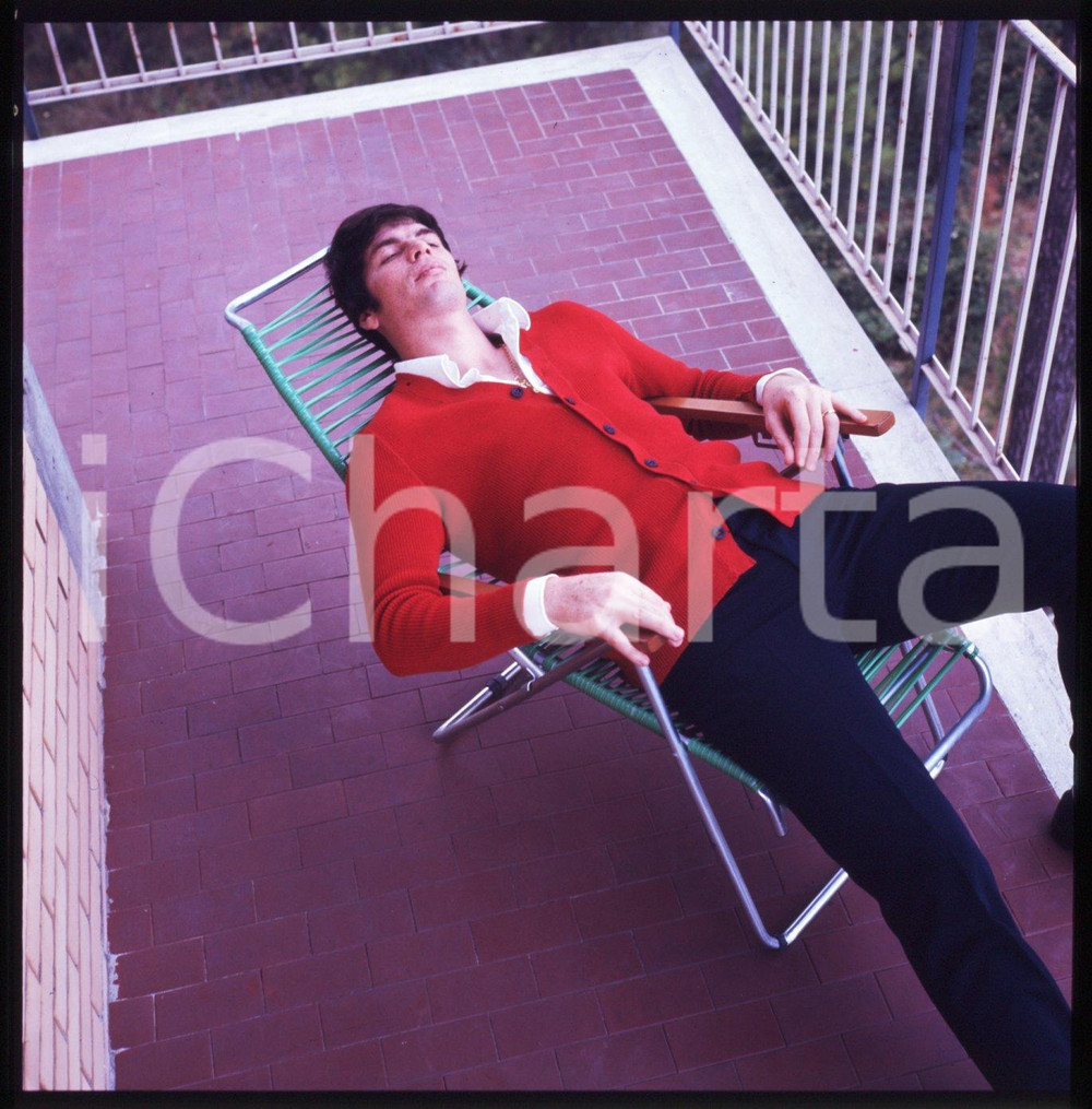 1970 ca BOLOGNA Franco LIGUORI ritratto  *DIAPOSITIVA ORIGINALE 3 Positivo originale a colori, in formato cm 6 x 6.Per i diritti rivolgersi a ICharta.ICharta mette in vendita, sul negozio eBay e in esclusiva sul sito "icharta" il proprio archivio composto da numerose diapositive e negativi fotografici d'epoca, tutti originali e autentici.Si tratta di uno sguardo inedito sull'attualità, la politica, la vita quotidiana, il gossip e la cultura, che fotografa il cambiamento della nazione (e non solo) tra il 1890 ed il 1990 circa. Un'occasione unica per il mercato del collezionismo, che vede finalmente disponibile un archivio eccezionale per vastità, tematiche e condizioni, in un settore (il negativo fotografico e la diapositiva) di assoluta novità e dalle interessanti prospettive di investimento. CONDIZIONI:FAIR/discretoFORMATO: cm 6 x 6 originale e autentica 1