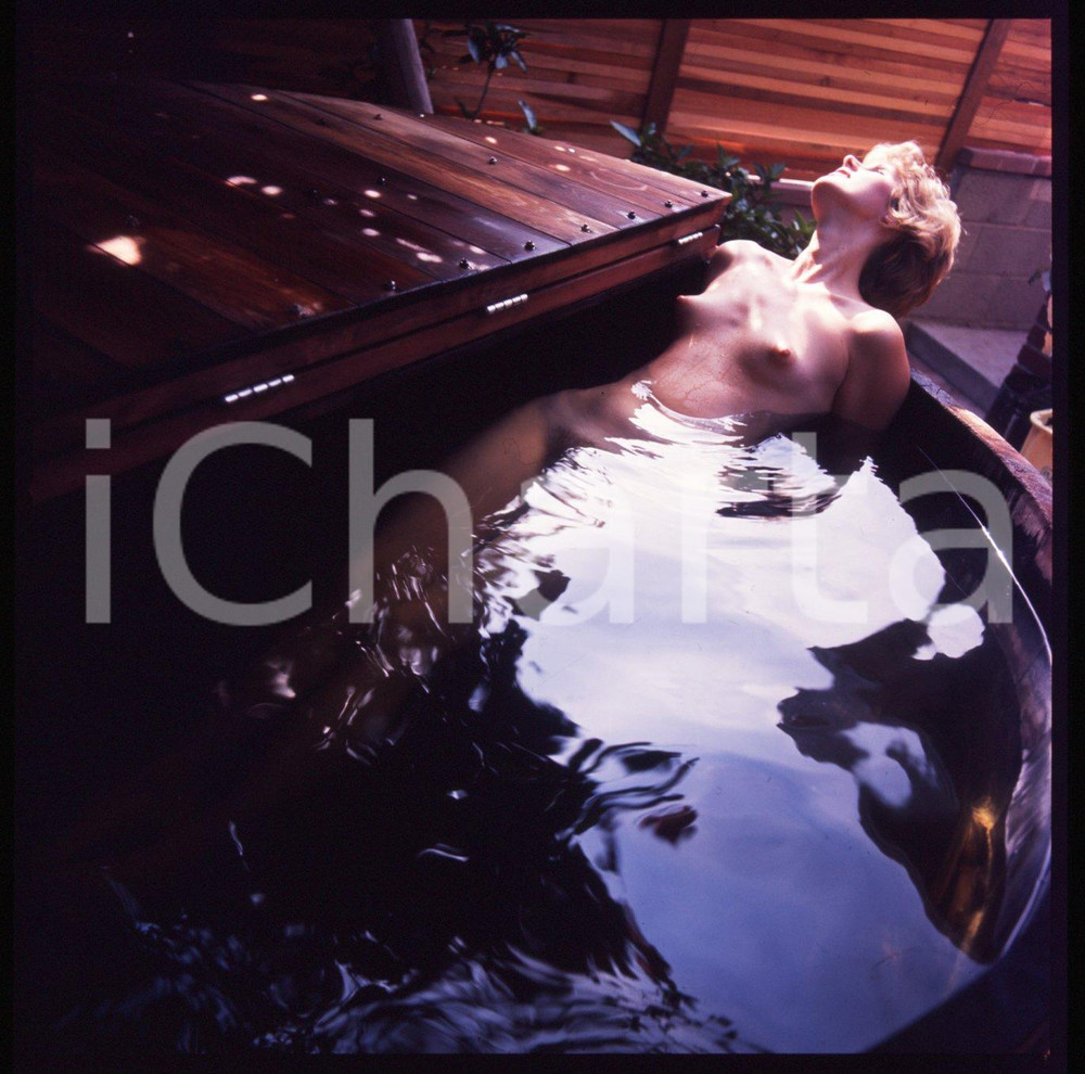 1980ca EROTICA ritratto artistico di donna in vasca  DIAPOSITIVA ORIGINALE 2 Positivo originale a colori, in formato cm 6 x 6.Per i diritti rivolgersi a ICharta.ICharta mette in vendita, sul negozio eBay e in esclusiva sul sito "icharta" il proprio archivio composto da numerose diapositive e negativi fotografici d'epoca, tutti originali e autentici.Si tratta di uno sguardo inedito sull'attualità, la politica, la vita quotidiana, il gossip e la cultura, che fotografa il cambiamento della nazione (e non solo) tra il 1890 ed il 1990 circa. Un'occasione unica per il mercato del collezionismo, che vede finalmente disponibile un archivio eccezionale per vastità, tematiche e condizioni, in un settore (il negativo fotografico e la diapositiva) di assoluta novità e dalle interessanti prospettive di investimento. CONDIZIONI:FAIR/discretoFORMATO: cm 6 x 6 originale e autentica 1