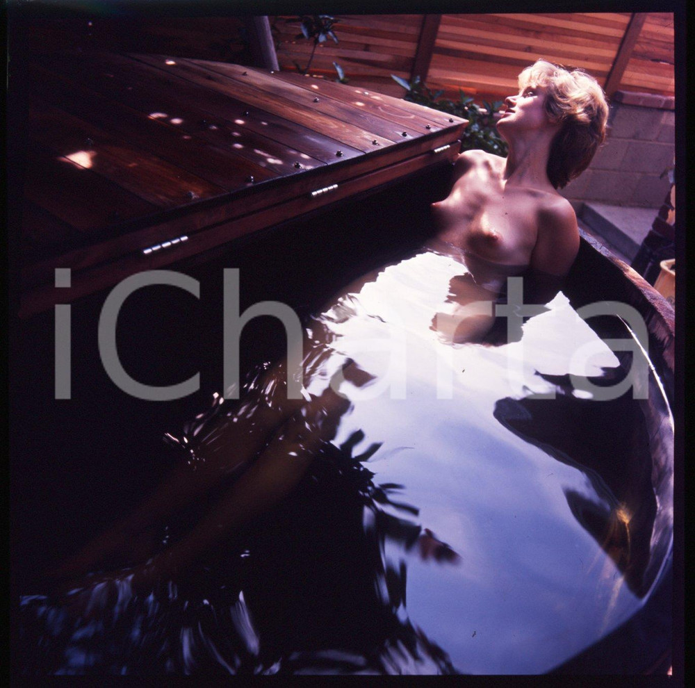 1980ca EROTICA ritratto artistico di donna in vasca  DIAPOSITIVA ORIGINALE 1 Positivo originale a colori, in formato cm 6 x 6.Per i diritti rivolgersi a ICharta.ICharta mette in vendita, sul negozio eBay e in esclusiva sul sito "icharta" il proprio archivio composto da numerose diapositive e negativi fotografici d'epoca, tutti originali e autentici.Si tratta di uno sguardo inedito sull'attualità, la politica, la vita quotidiana, il gossip e la cultura, che fotografa il cambiamento della nazione (e non solo) tra il 1890 ed il 1990 circa. Un'occasione unica per il mercato del collezionismo, che vede finalmente disponibile un archivio eccezionale per vastità, tematiche e condizioni, in un settore (il negativo fotografico e la diapositiva) di assoluta novità e dalle interessanti prospettive di investimento. CONDIZIONI:FAIR/discretoFORMATO: cm 6 x 6 originale e autentica 1