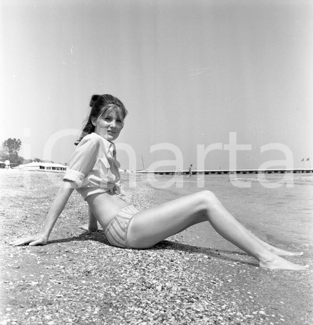 1967 VENEZIA Sandie SHAW in spiaggia al Lido NEGATIVO ORIGINALE 6 Negativo originale in bianco e nero, in formato cm 6 x 6.Per i diritti rivolgersi a ICharta.ICharta mette in vendita, sul negozio eBay e in esclusiva sul sito "icharta" il proprio archivio composto da numerose diapositive e negativi fotografici d'epoca, tutti originali e autentici.Si tratta di uno sguardo inedito sull'attualità, la politica, la vita quotidiana, il gossip e la cultura, che fotografa il cambiamento della nazione (e non solo) tra il 1890 ed il 1990 circa. Un'occasione unica per il mercato del collezionismo, che vede finalmente disponibile un archivio eccezionale per vastità, tematiche e condizioni, in un settore (il negativo fotografico e la diapositiva) di assoluta novità e dalle interessanti prospettive di investimento. CONDIZIONI:FAIR/discretoFORMATO: cm 6 x 6 originale e autentica 1
